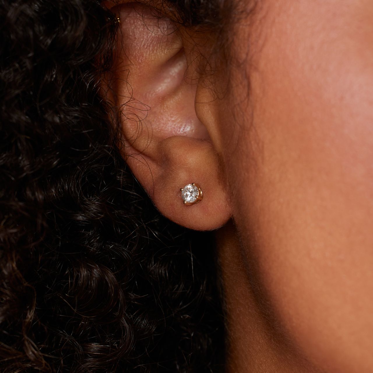 14 karaat gouden oorknoppen met lab grown diamant 0.60ct