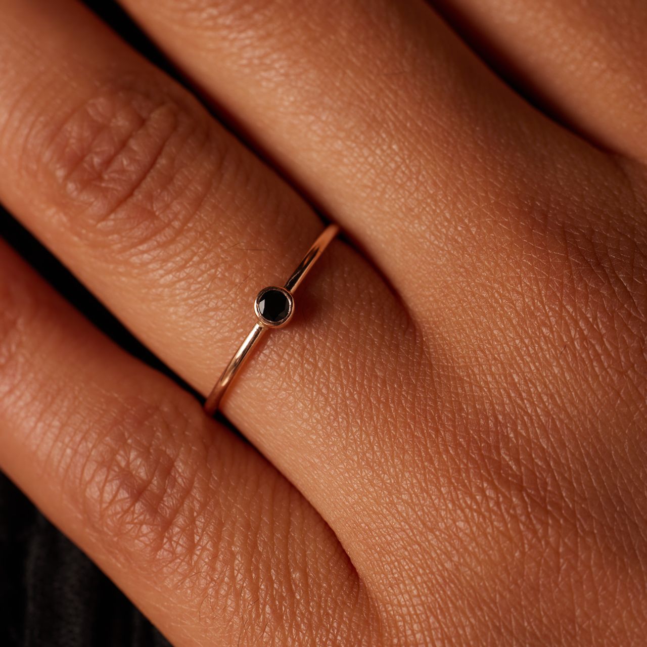14 karaat rosegouden ring met zwarte spinel edelsteen