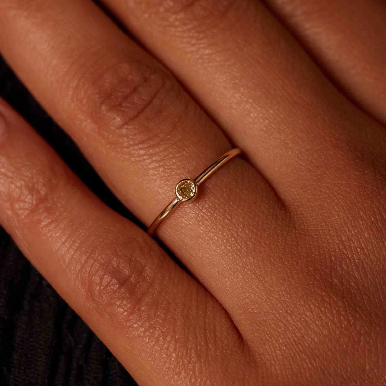 14 karaat geelgouden ring met gele zirkonia steen