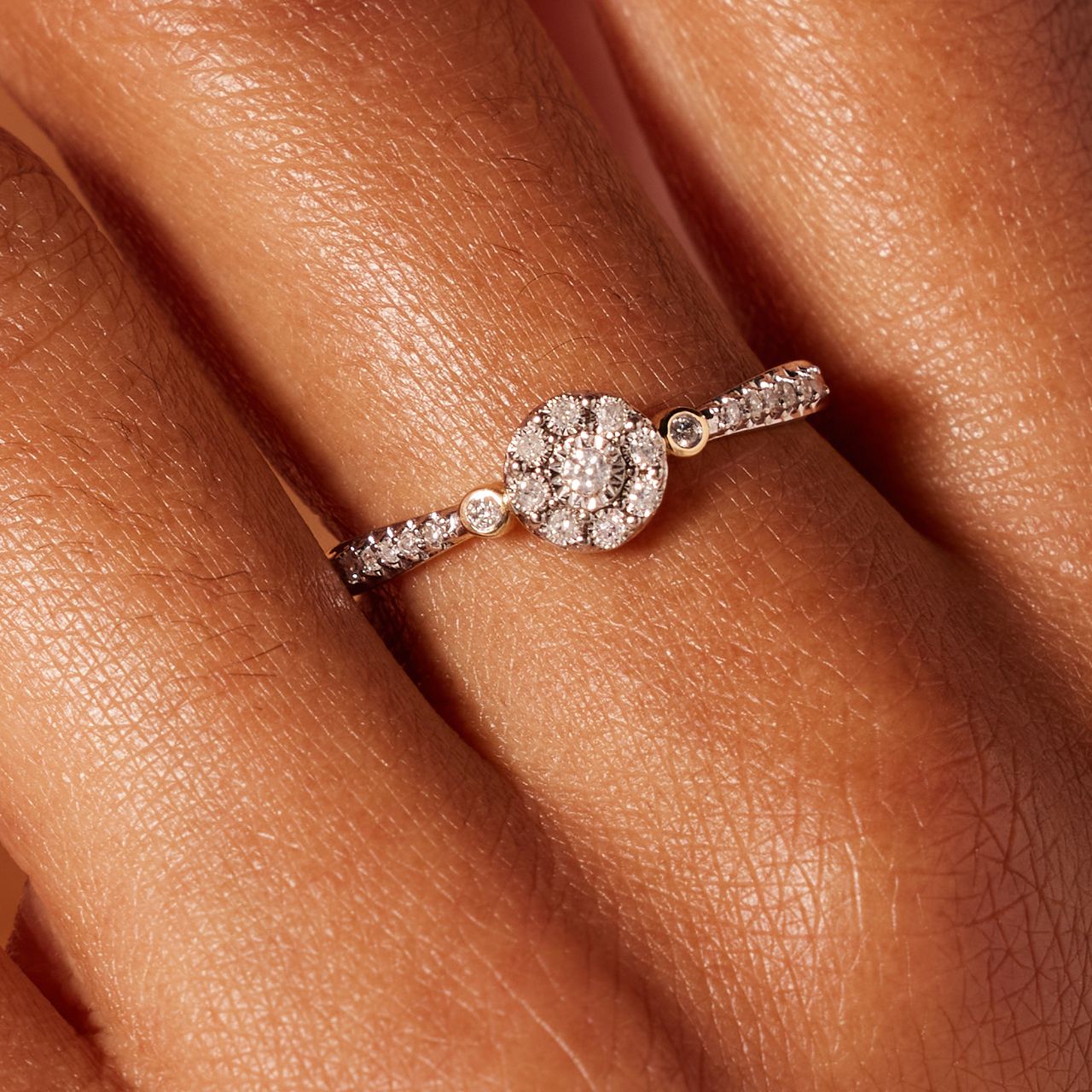 Entourage-Ring aus 585 Weißgold mit 23 Diamanten (0,10 ct)