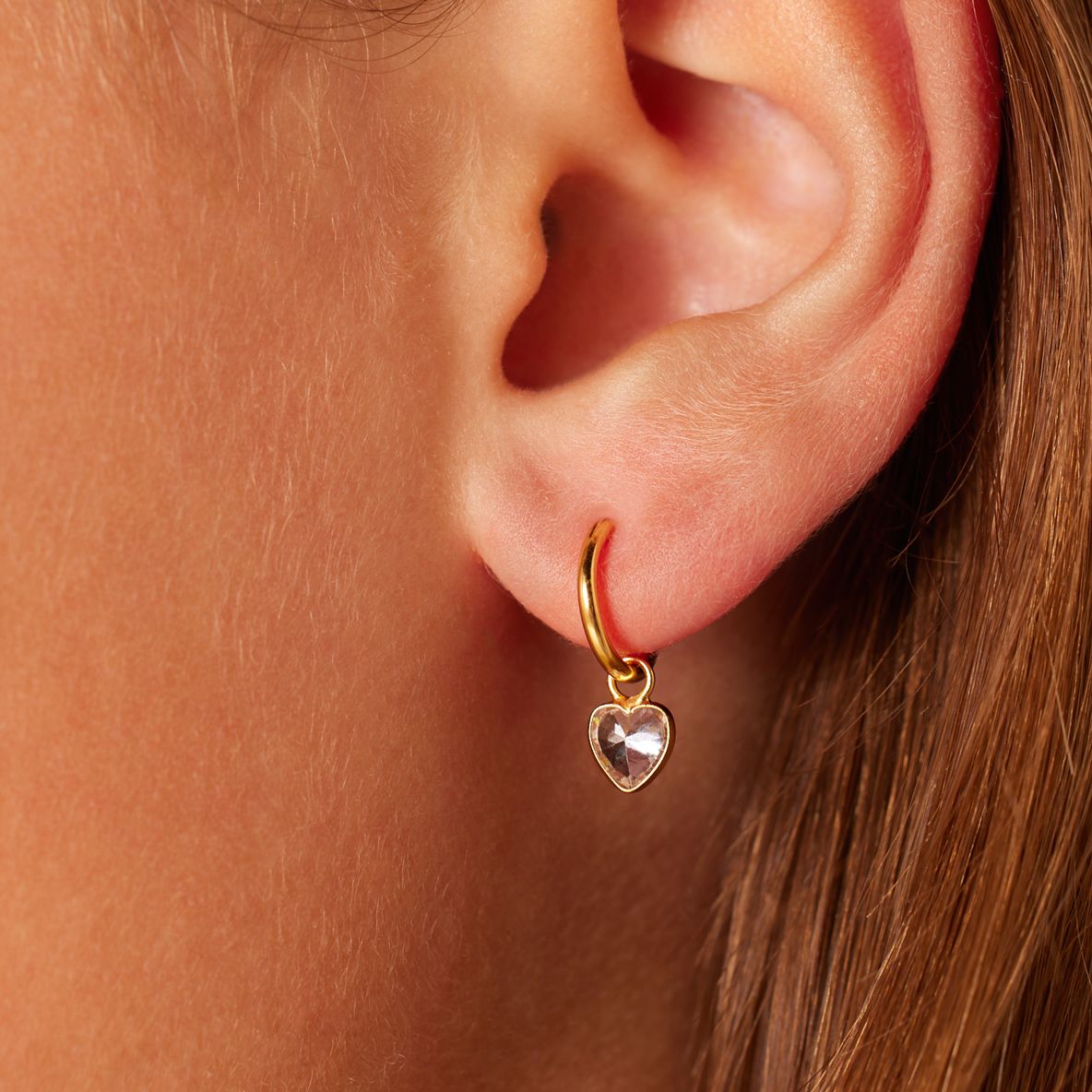 Zilveren goldplated kinderoorringen hart met zirkonia