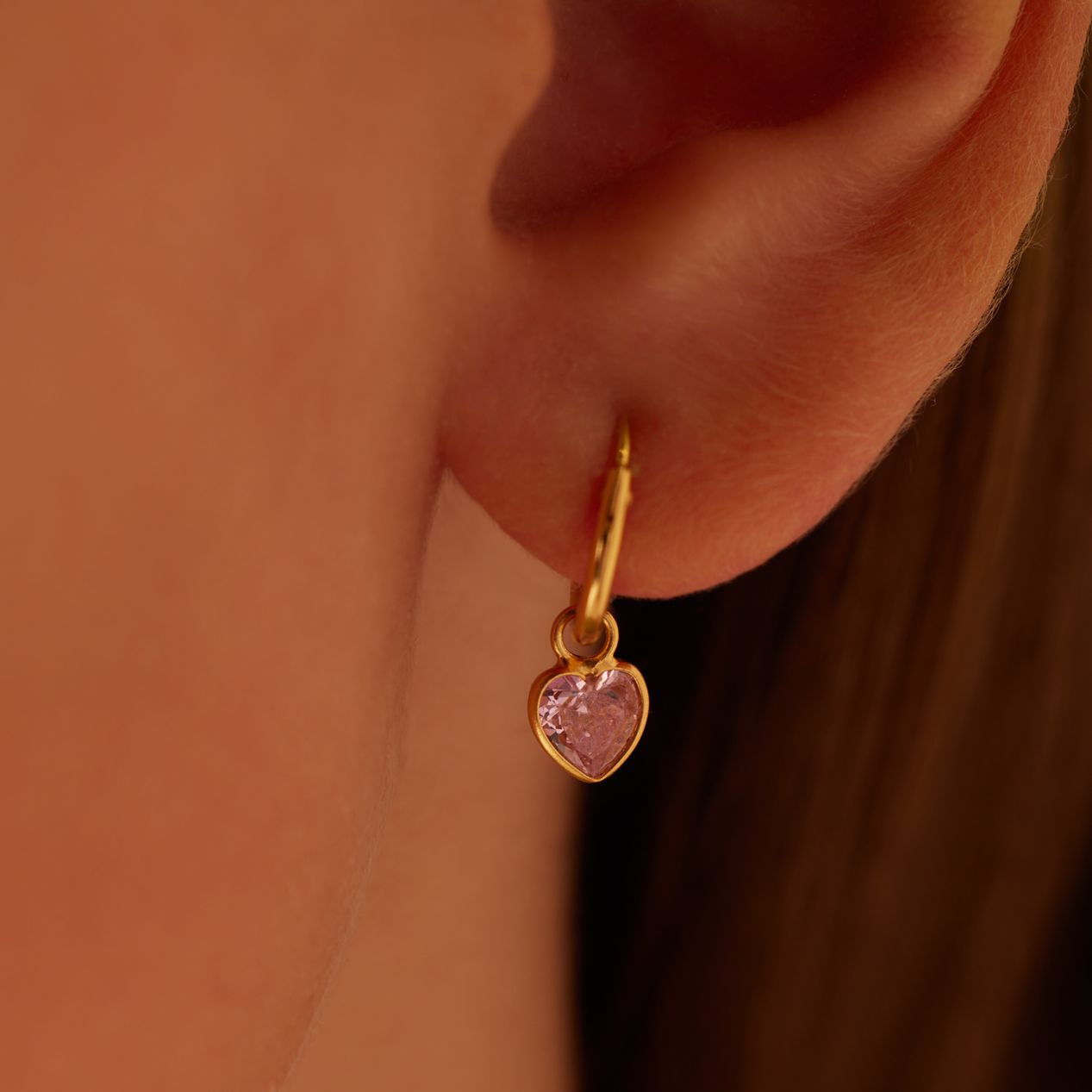 Zilveren goldplated kinderoorringen hart met zirkonia
