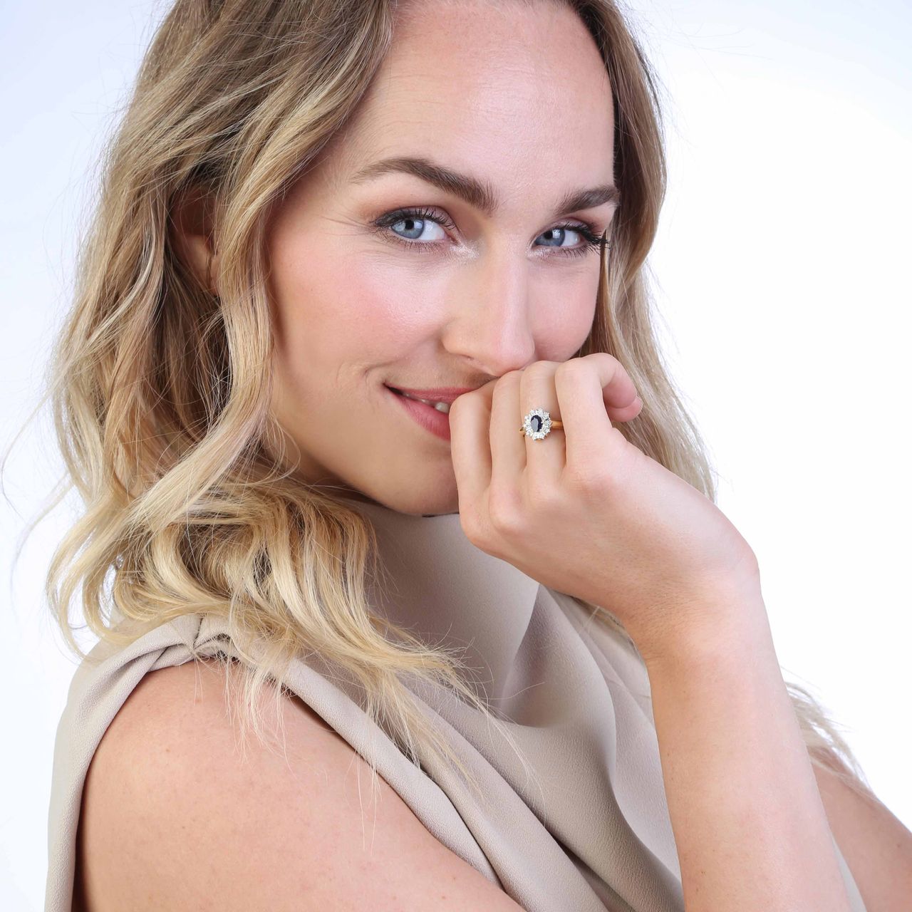 14k Geelgouden ring 10 diamanten 0,05ct en saffier