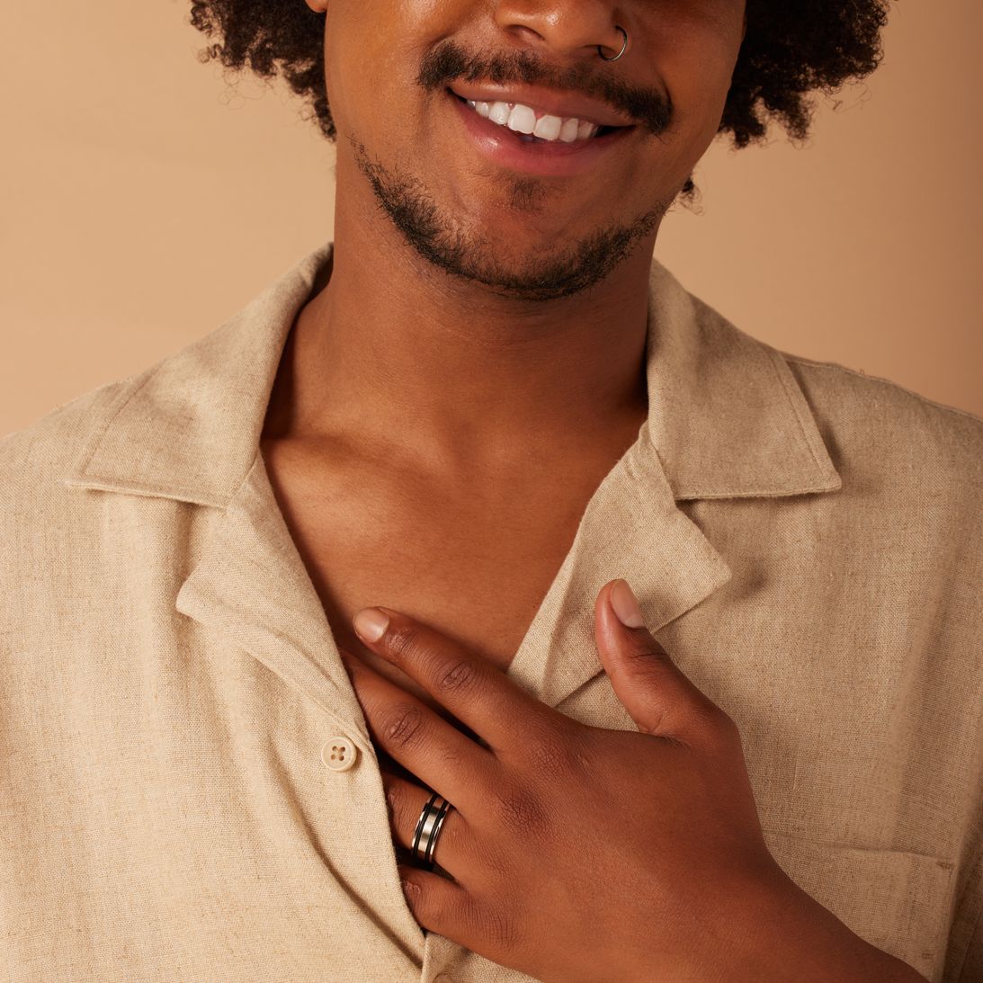 Gerecycled stainless steel herenring met zwarte accenten