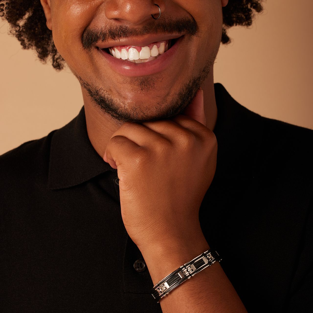 Gerecycleerd stainless steel armband mat met zwarte accenten en kabels