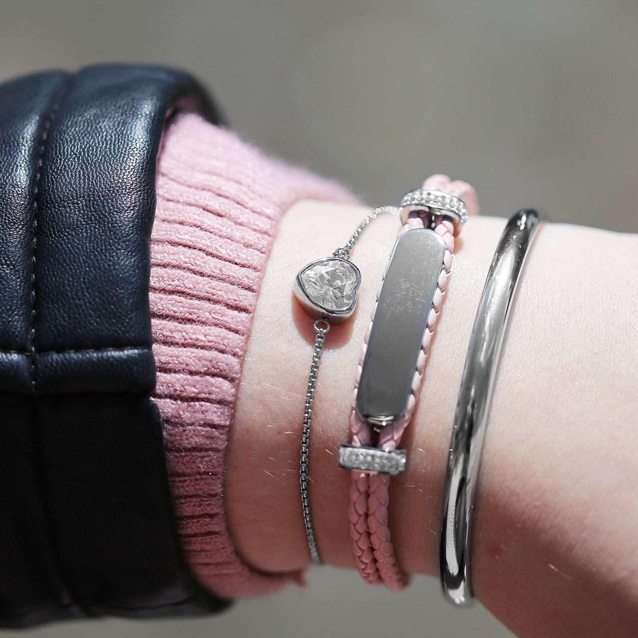 Edelstahl-Plattenarmband mit Leder und hellrosafarbenem Kristall