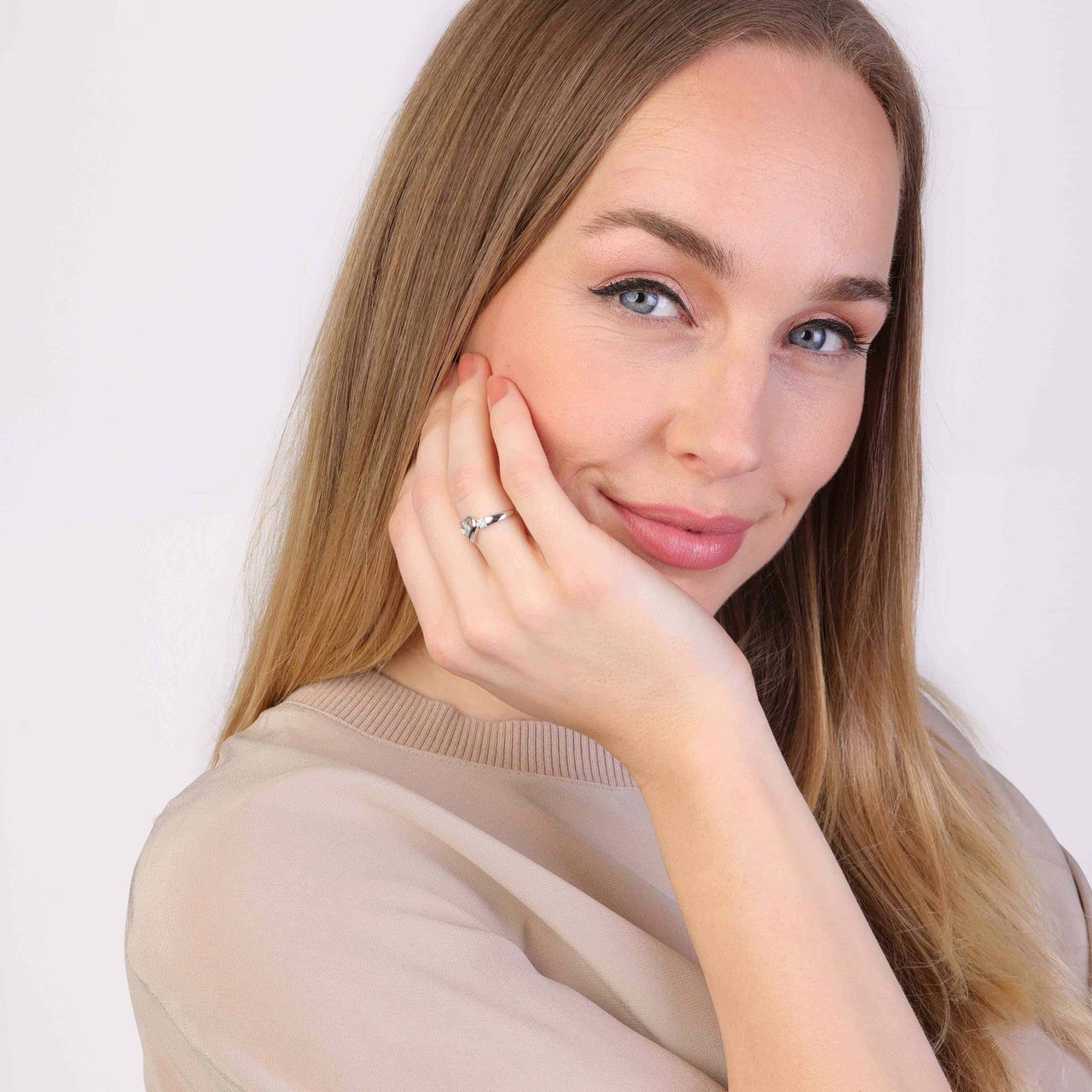 Herzring aus Weißgold mit 9 Diamanten