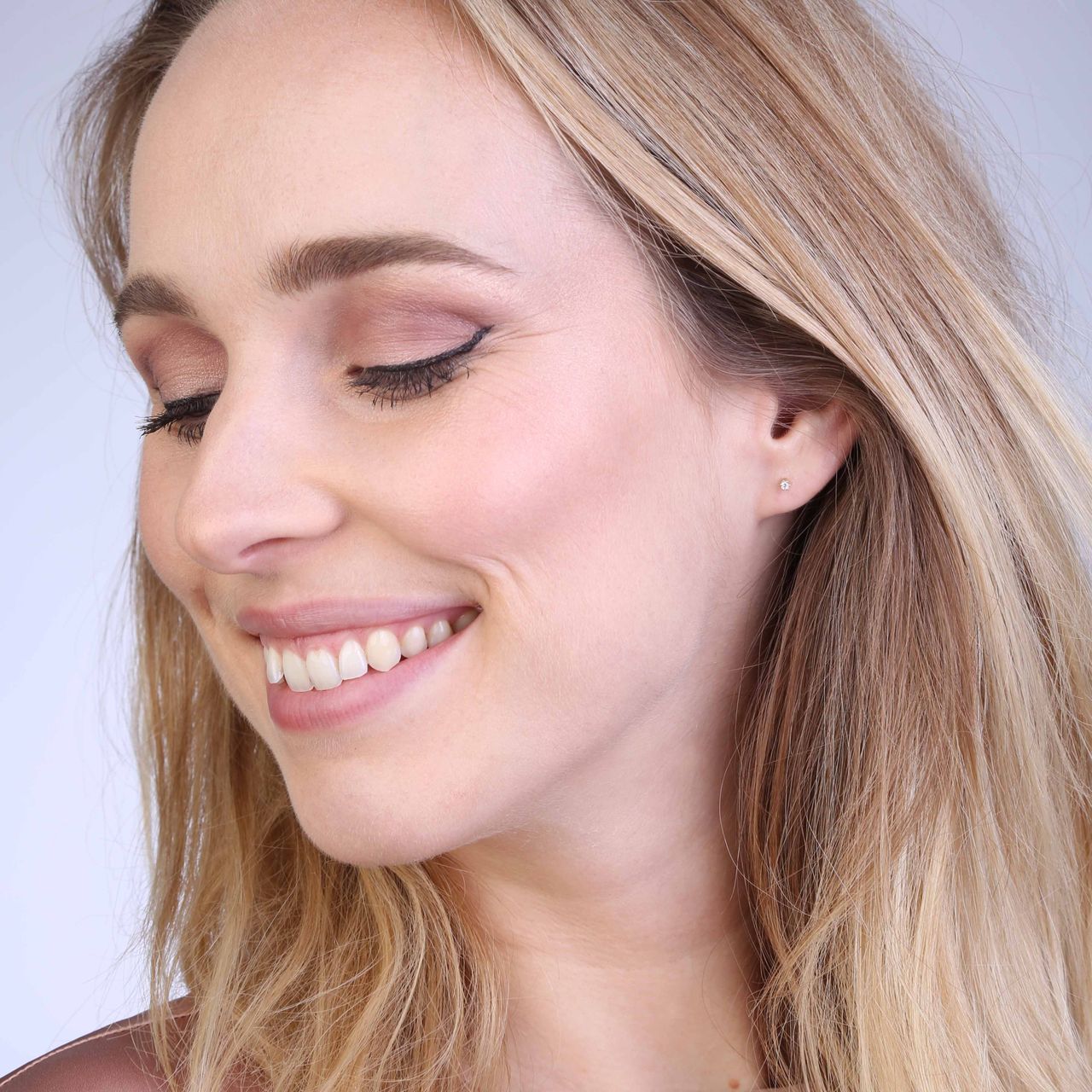 Geelgouden solitair oorbellen diamant (0,04ct.)