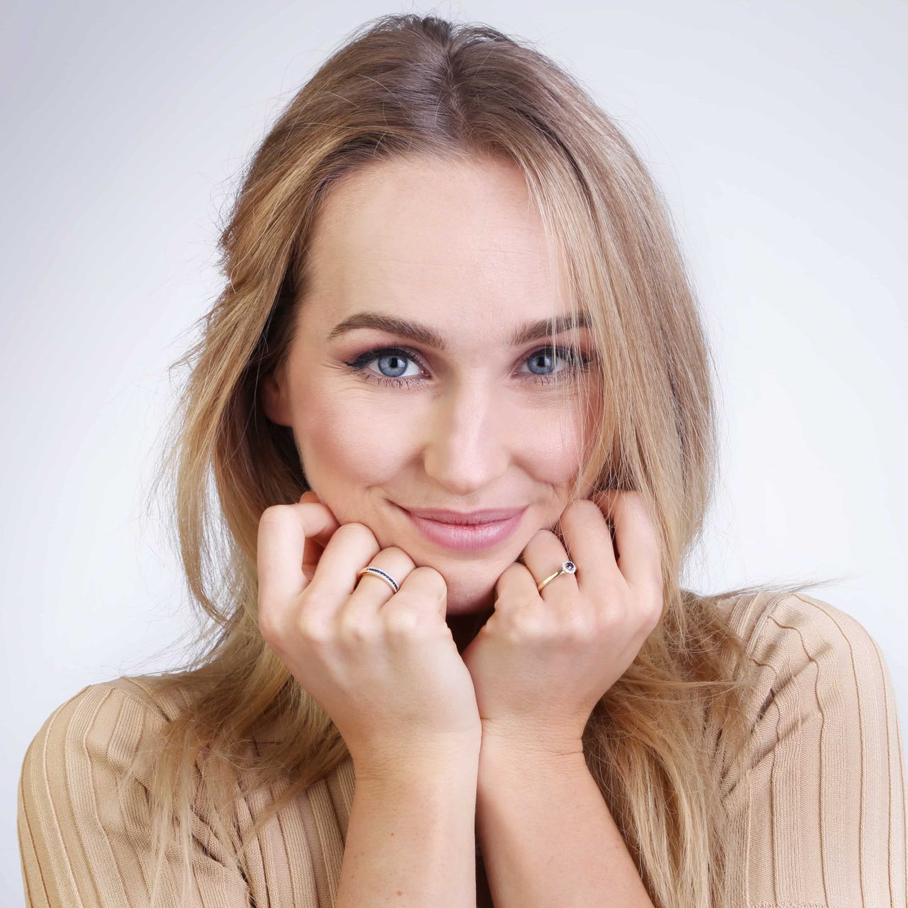 14Kgeelgouden ring saffier en diamant 0,06ct