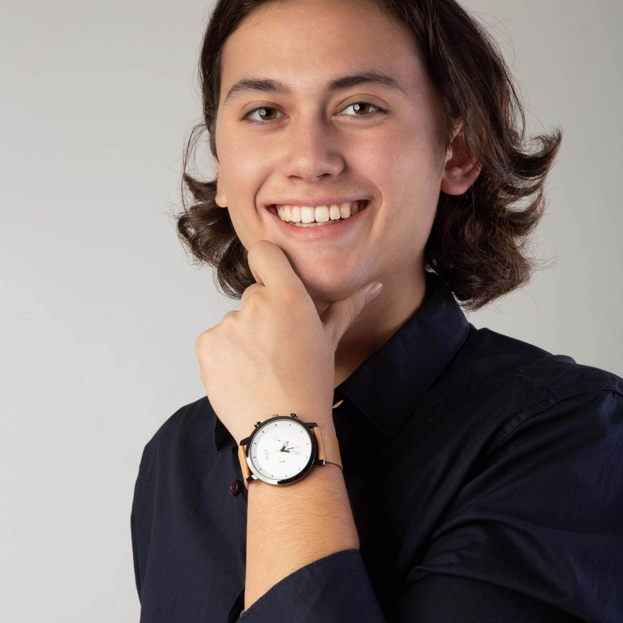Regal horloge met een bruine pu leren band