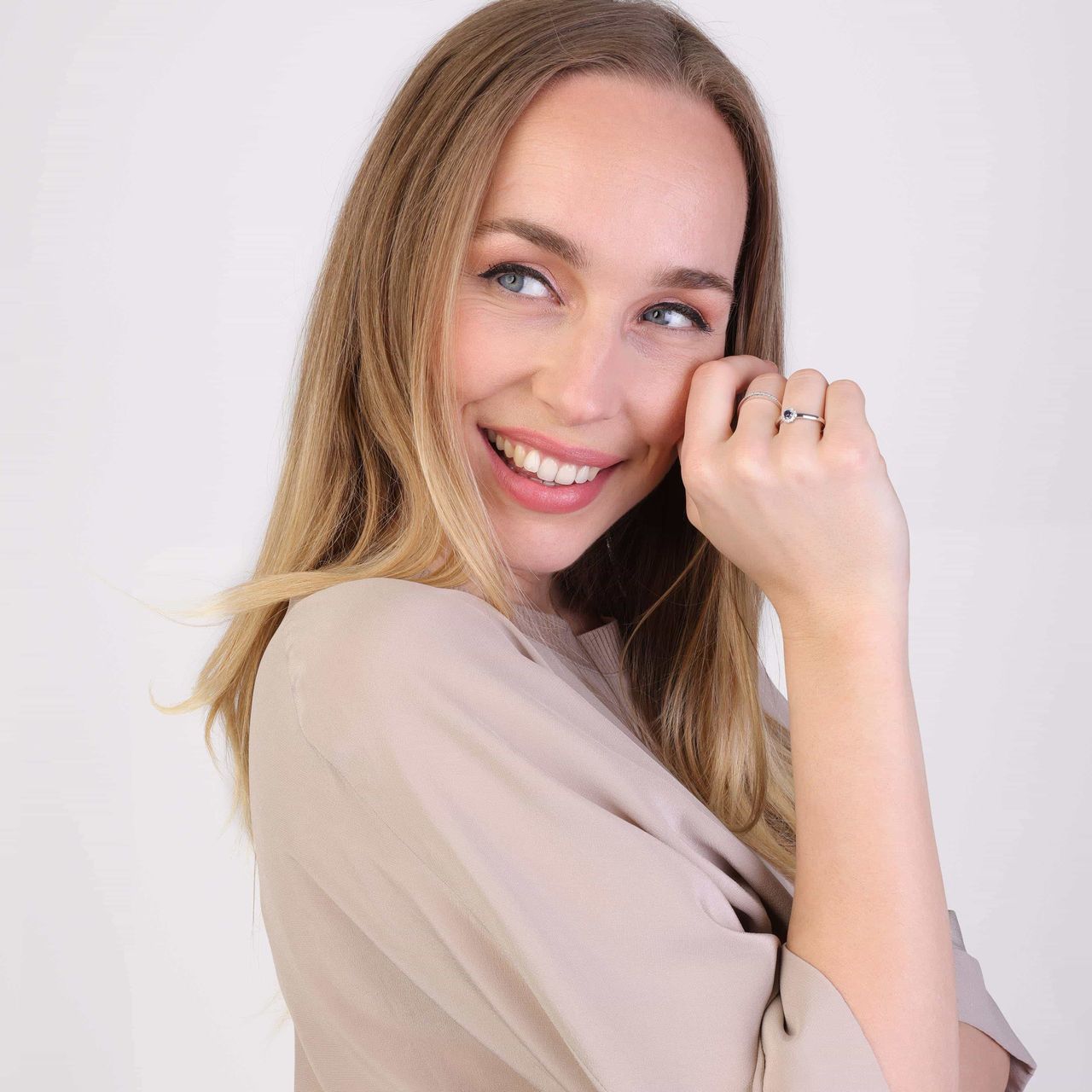 Weißgold-Ring mit Saphir und 12 Diamanten