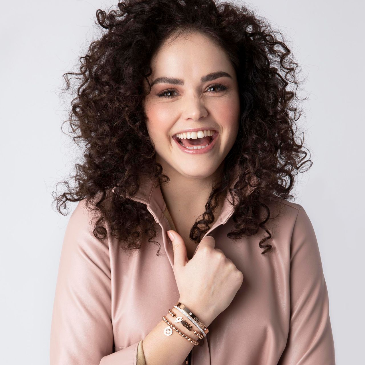Guess stalen roséplated bangle met kristal voor dames