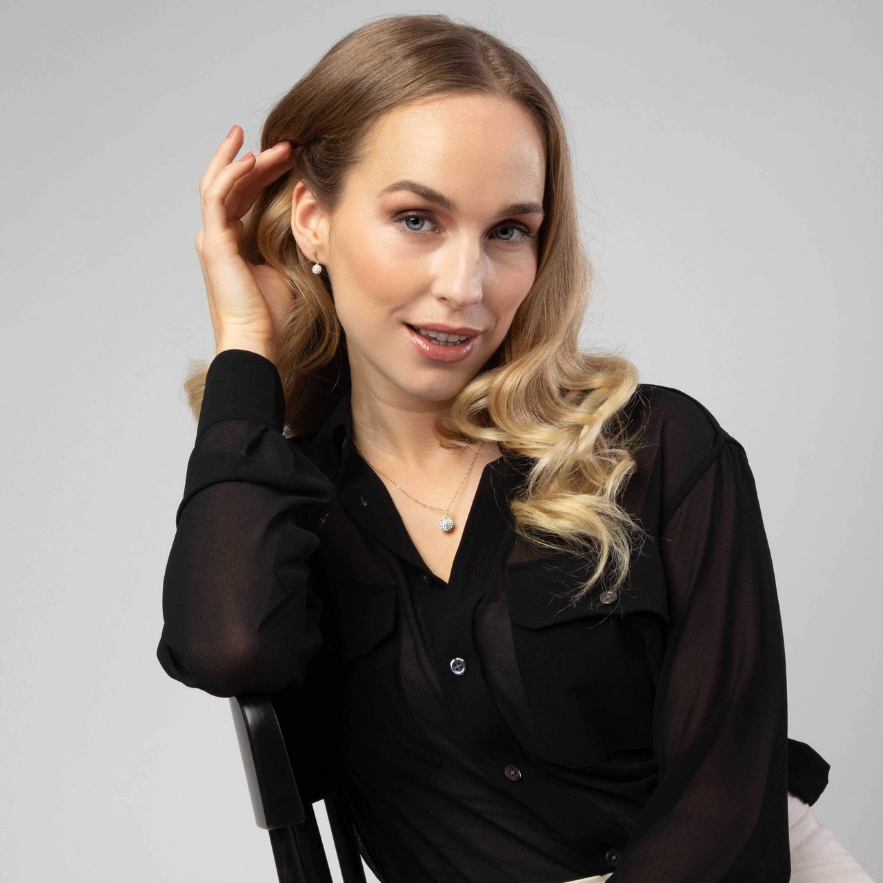 14 Karaat geelgouden oorbellen bal wit kristal