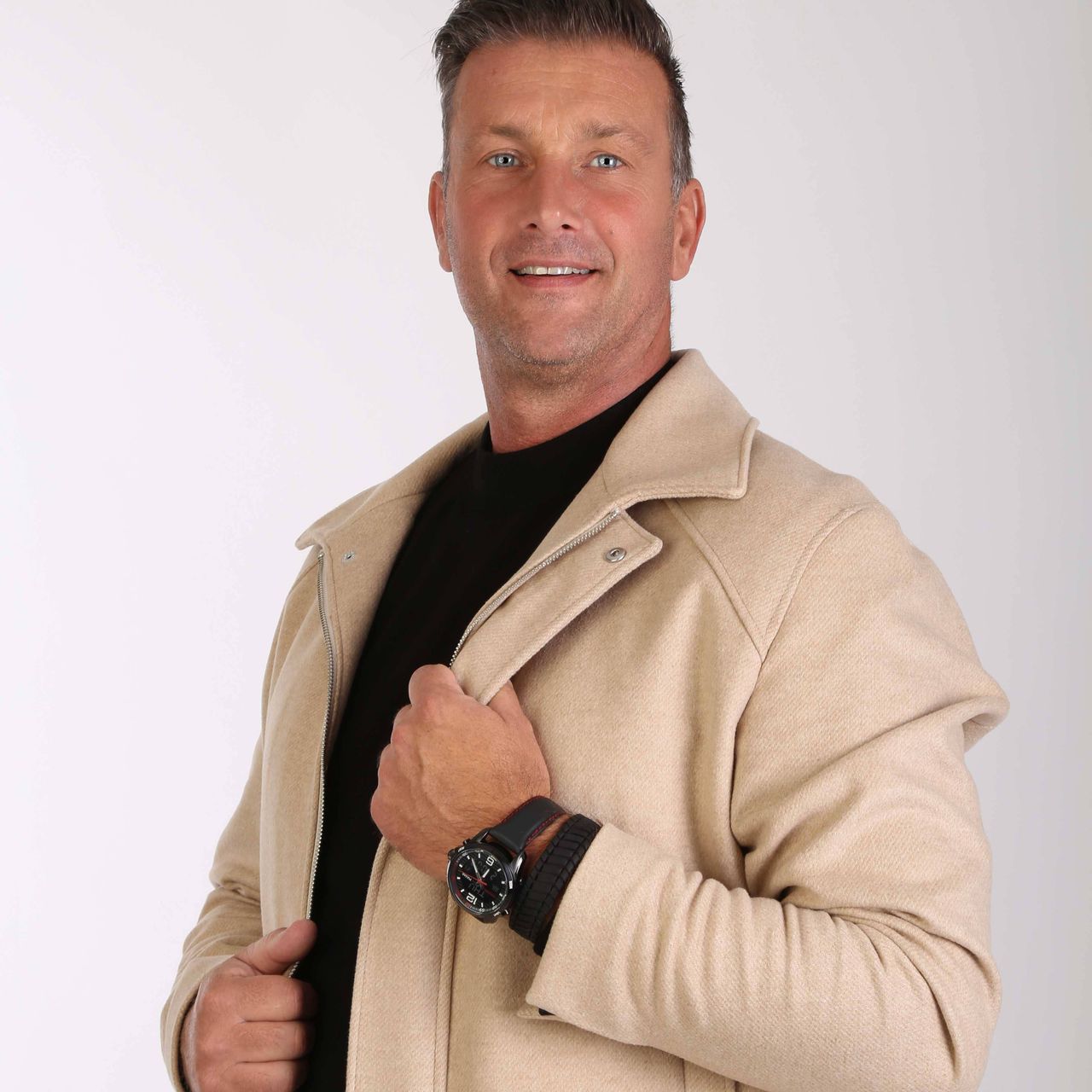 Herrenarmband aus Edelstahl und schwarzem Leder