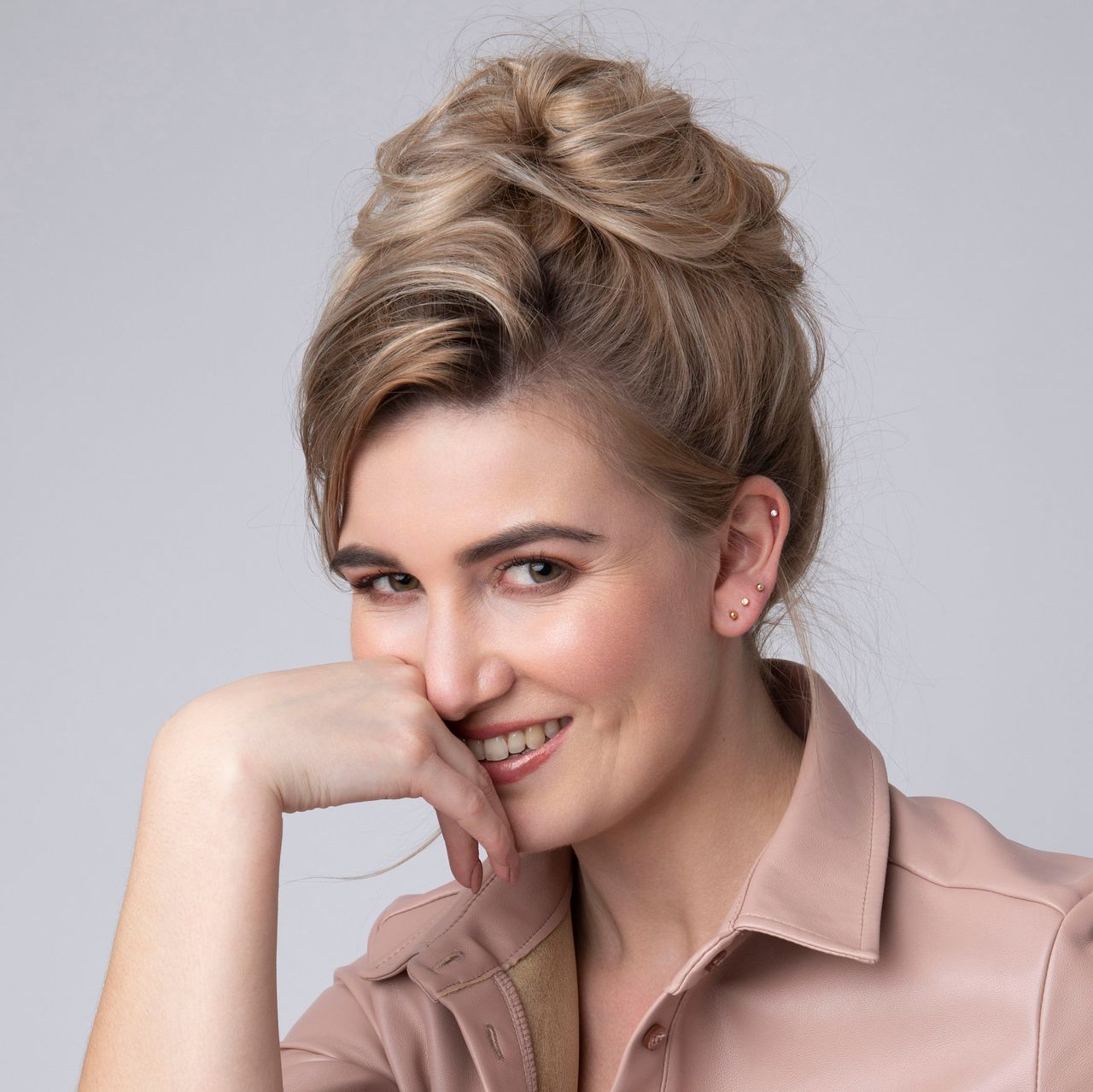 Stainless steel goldplated traguspiercing met zirkonia voor dames