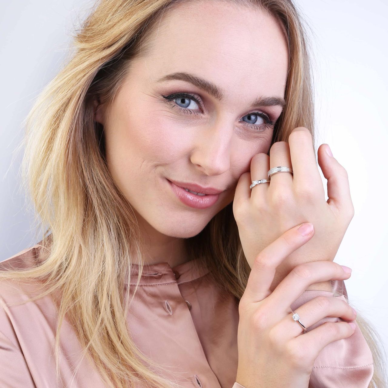 Ring, 585 Weißgold, mit 7 Diamanten 0,05 kt