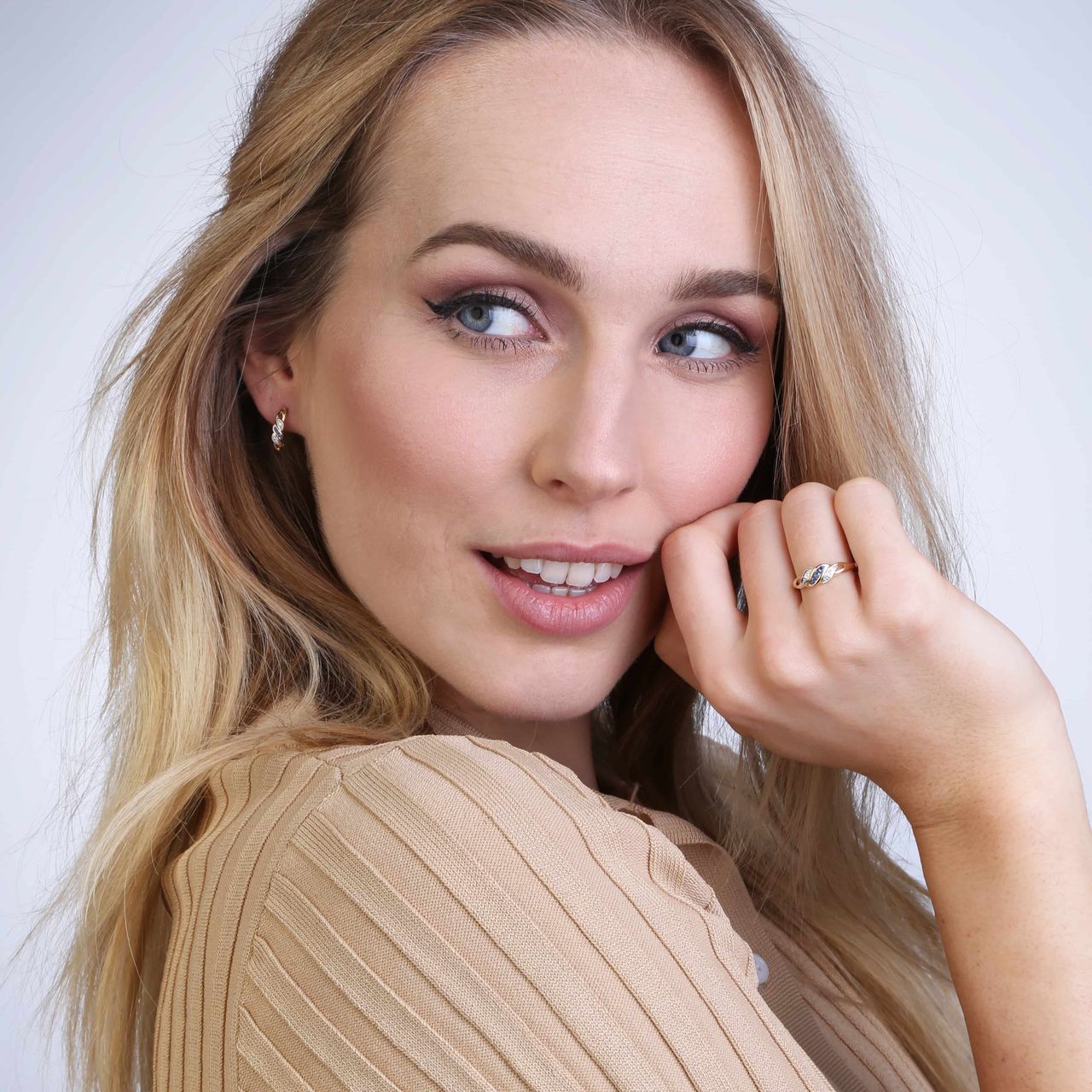 14K gouden oorbellen diamant en saffier 0,06ct