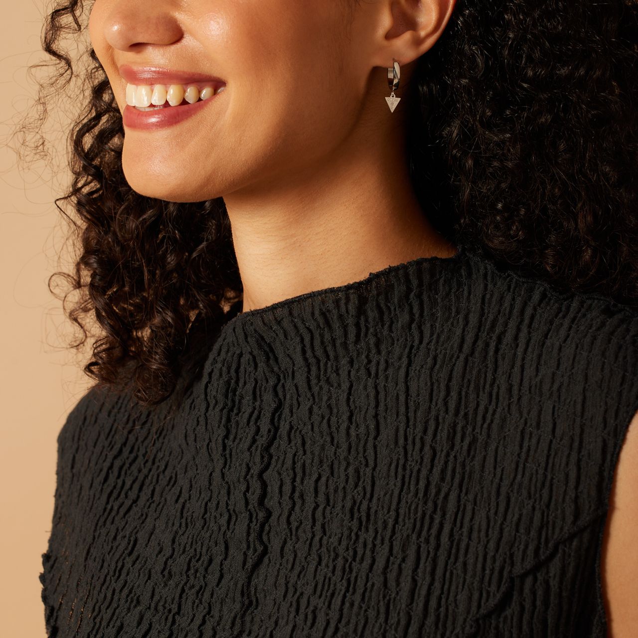 Guess stainless steel oorringen triangle 15mm voor dames