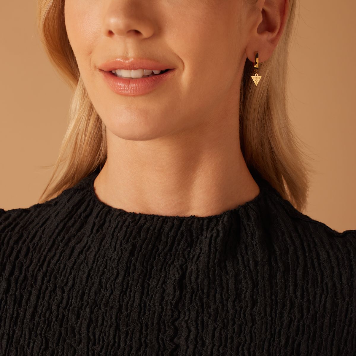 Guess stainless steel goldplated oorringen triangle 15mm voor dames