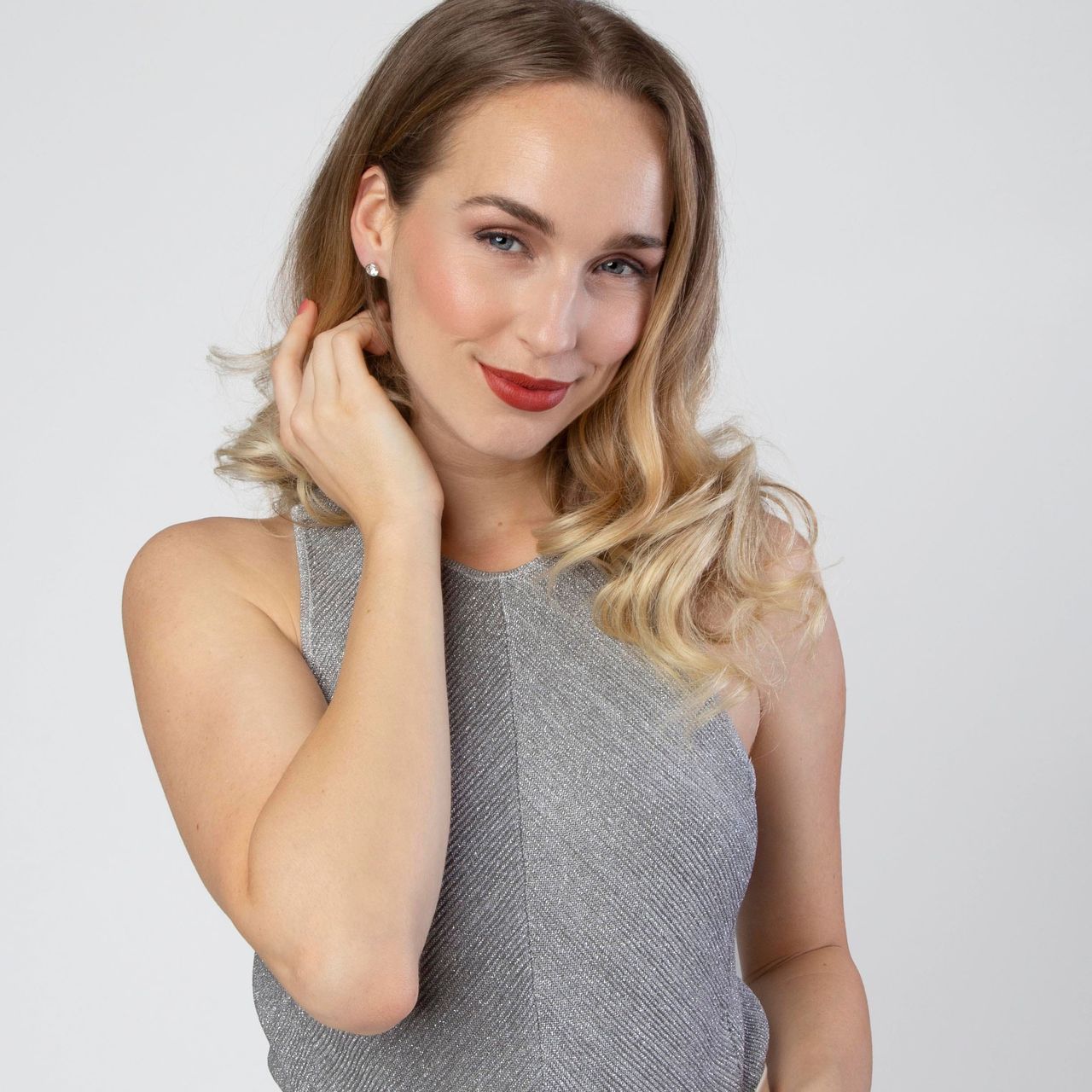 Zilveren oorbellen rond 6mm met zirkonia
