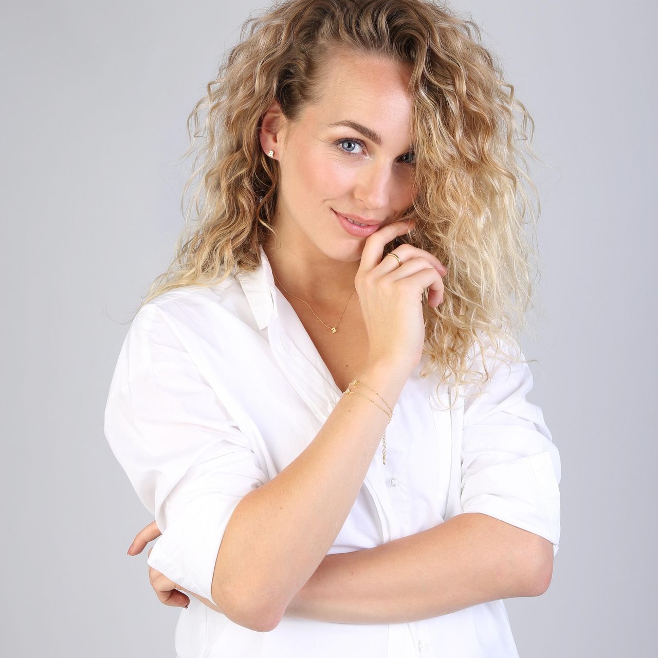 Stainless steel goldplated oorknoppen letter voor dames