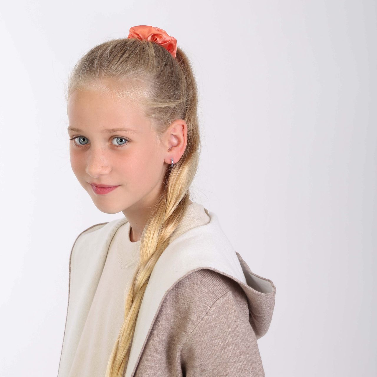 Zilveren kinderoorbellen witte/licht roze zirkonia