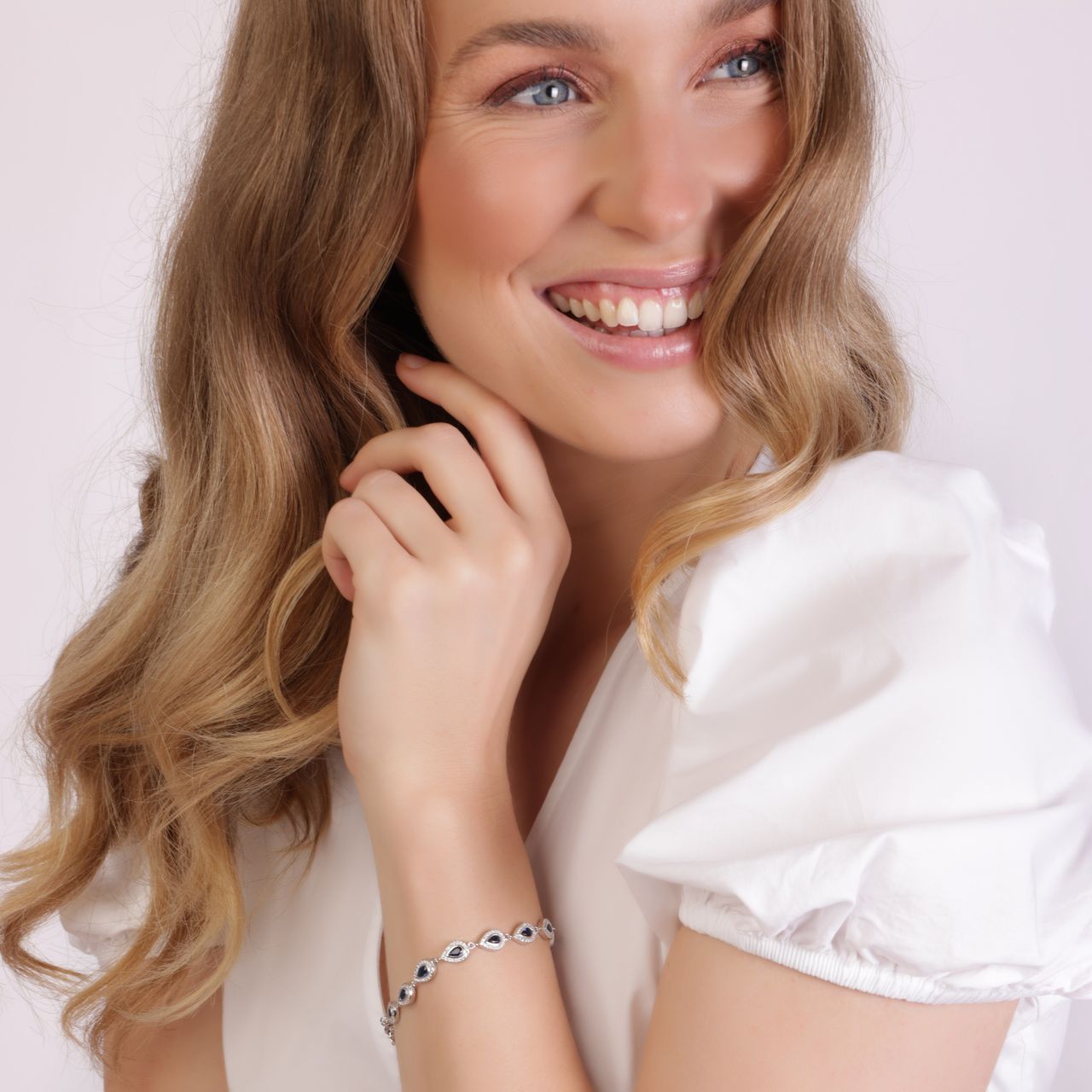 Zilveren tennisarmband druppels met blauwe zirkonia