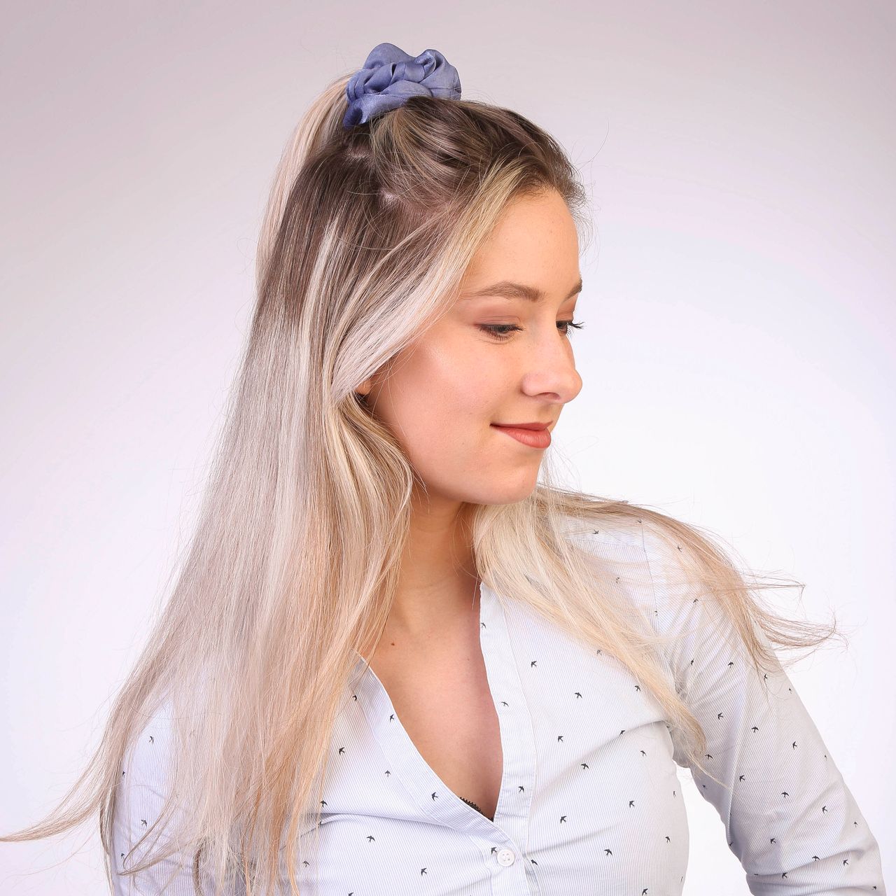 Blauwe scrunchie satijn look