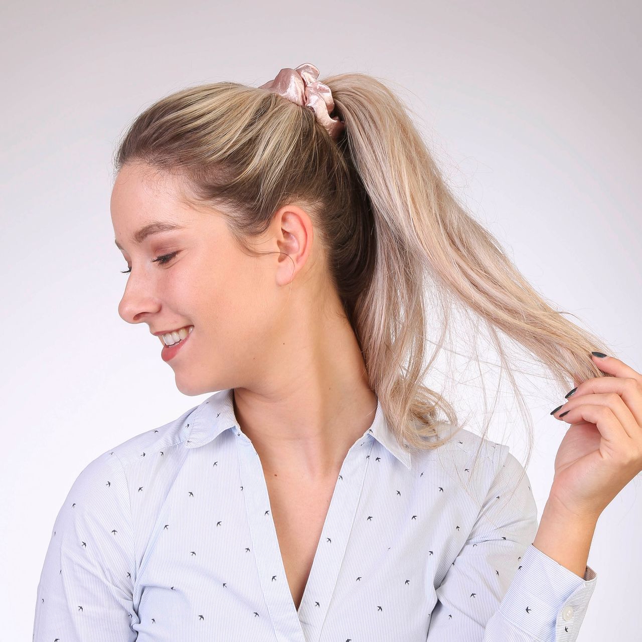Zalmrode scrunchie satijn look