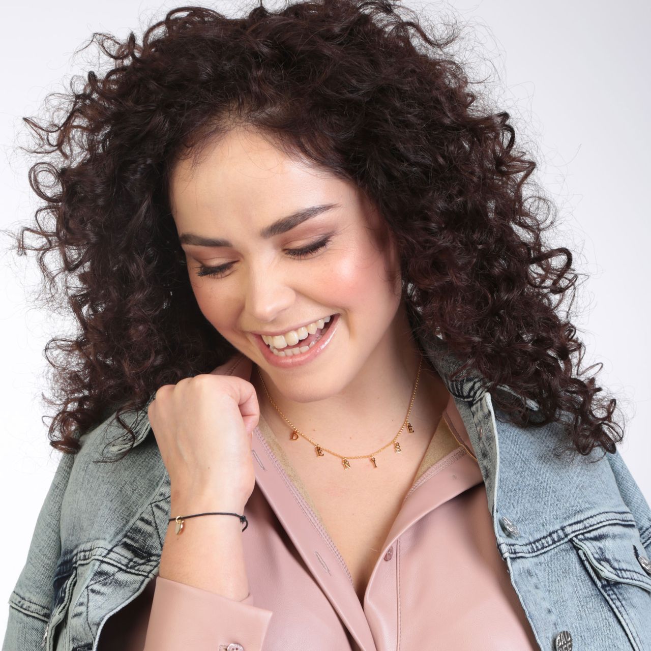 Zilveren naamchoker goldplated bedel letters voor dames