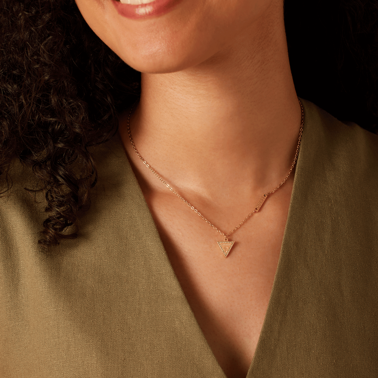 Guess stainless steel goldplated ketting met hanger triangle met kristal voor dames