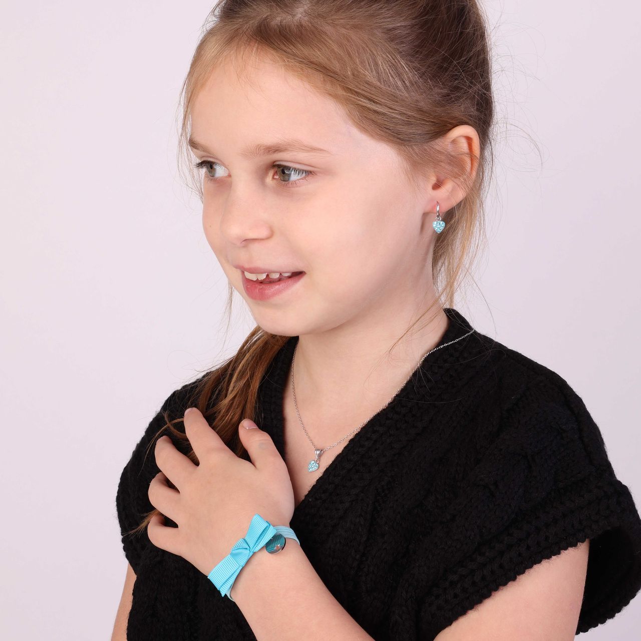 Blauwe kinderrekarmband met hanger muntje