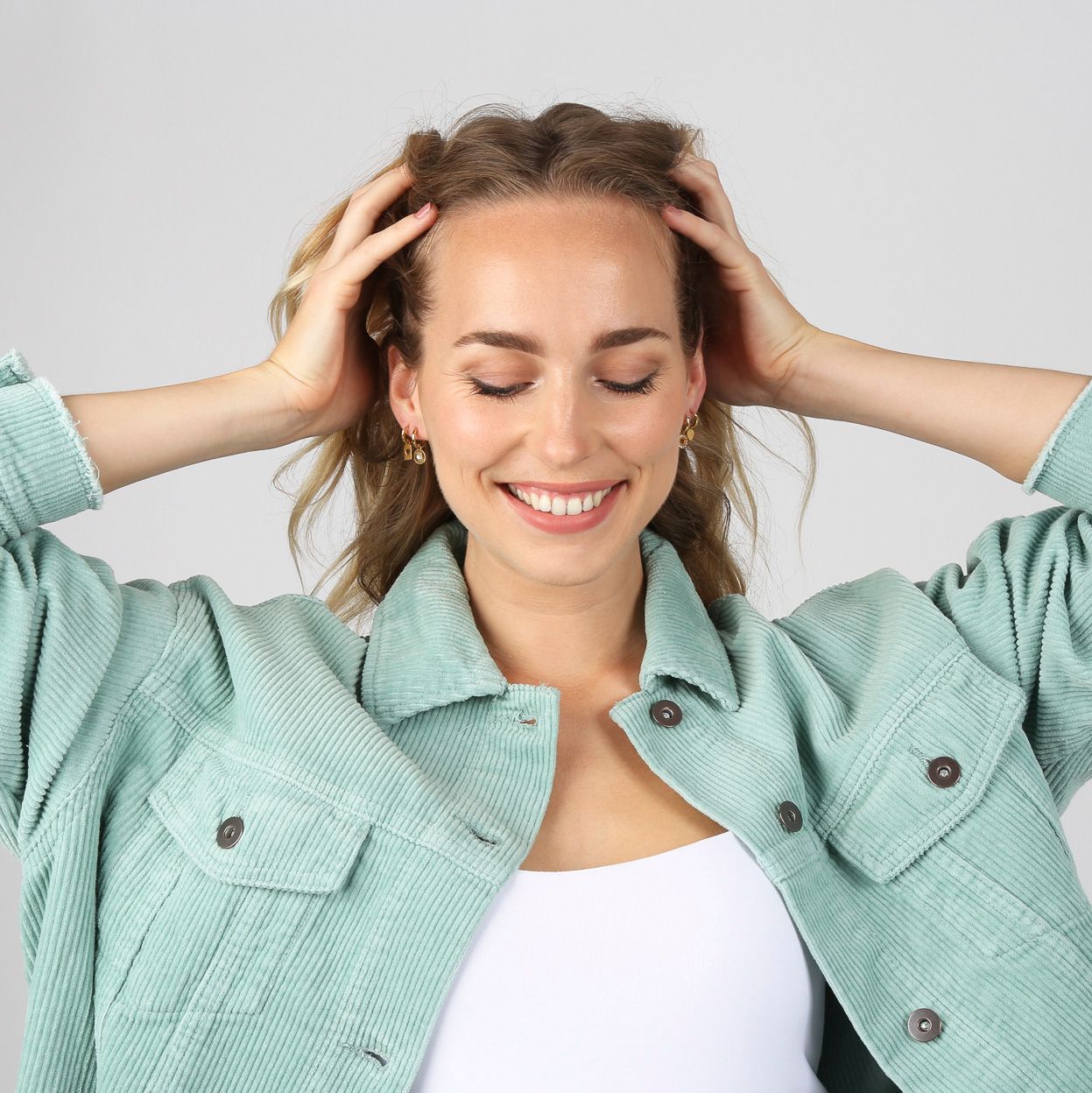 Stalen oorringen goldplated met hanger zon met cz