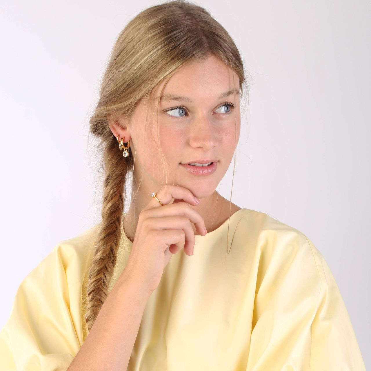 Stalen oorringen goldplated met hanger hamsa cz