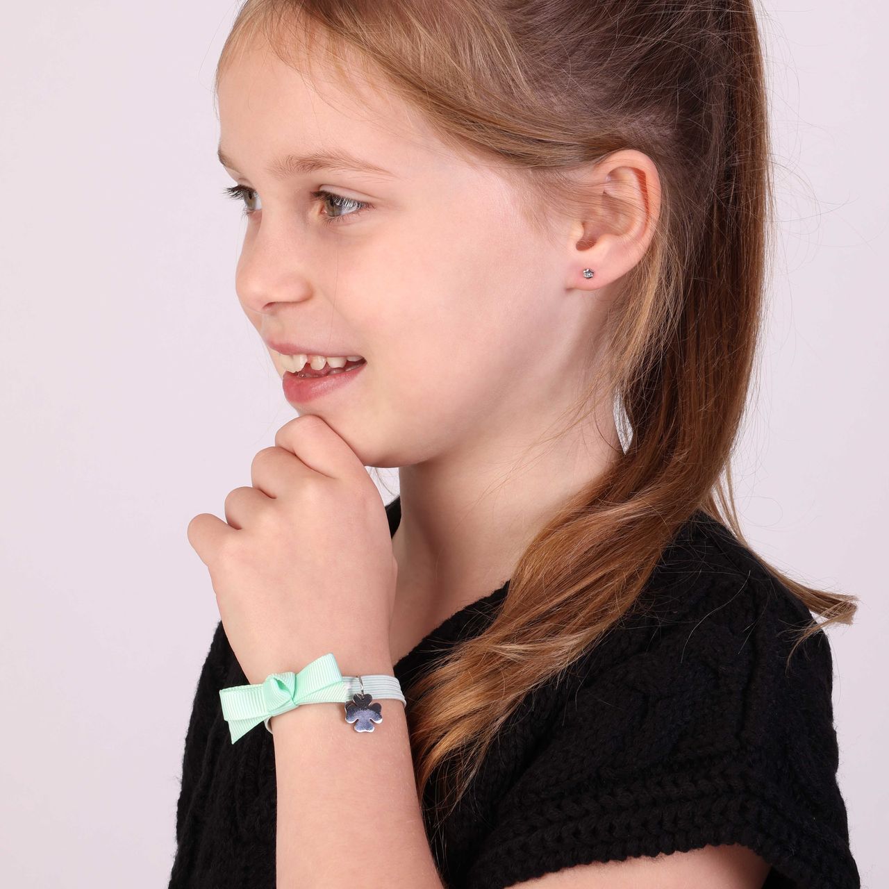 Groene kinderrekarmband met hanger klaver