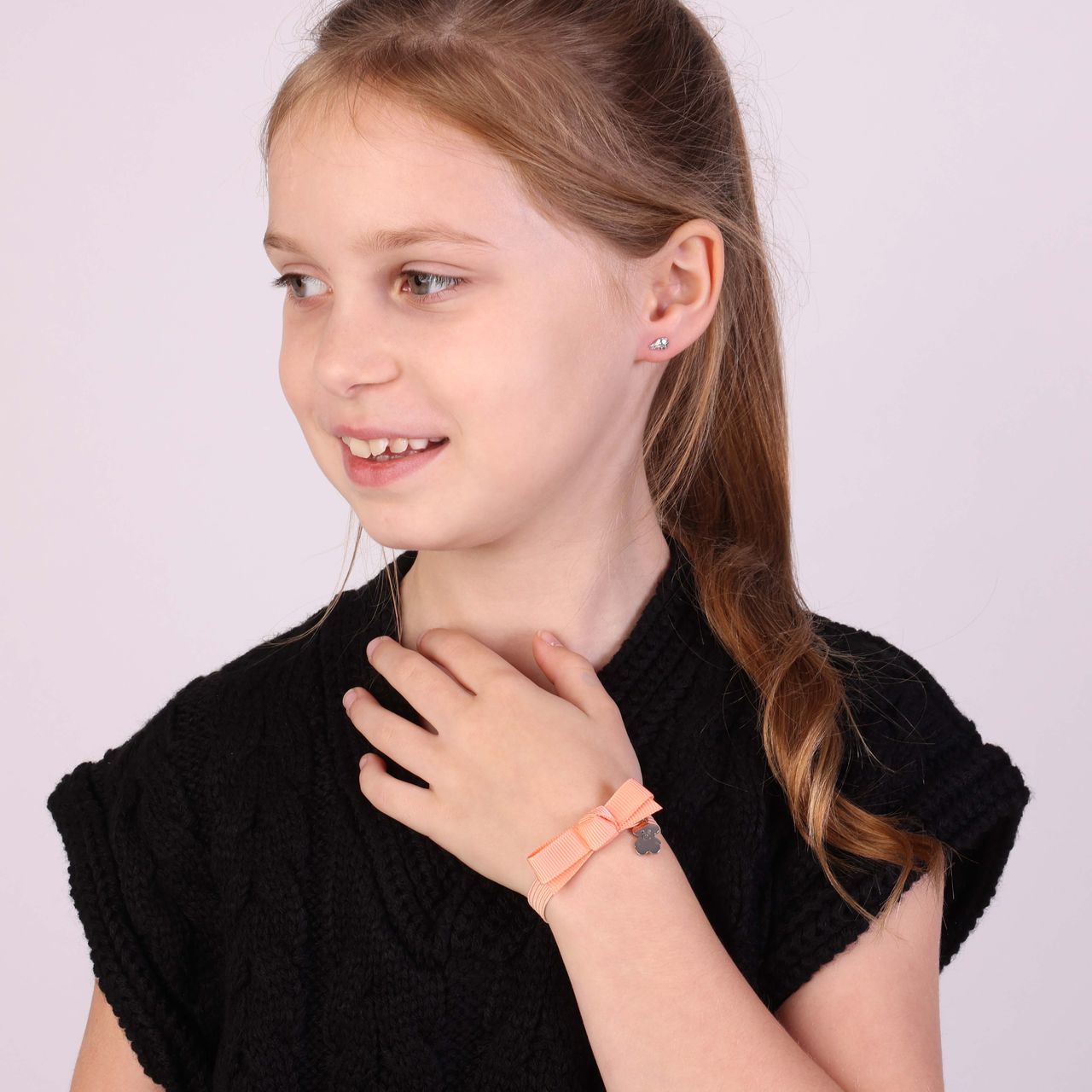 Perzik kinderrekarmband met hanger beer