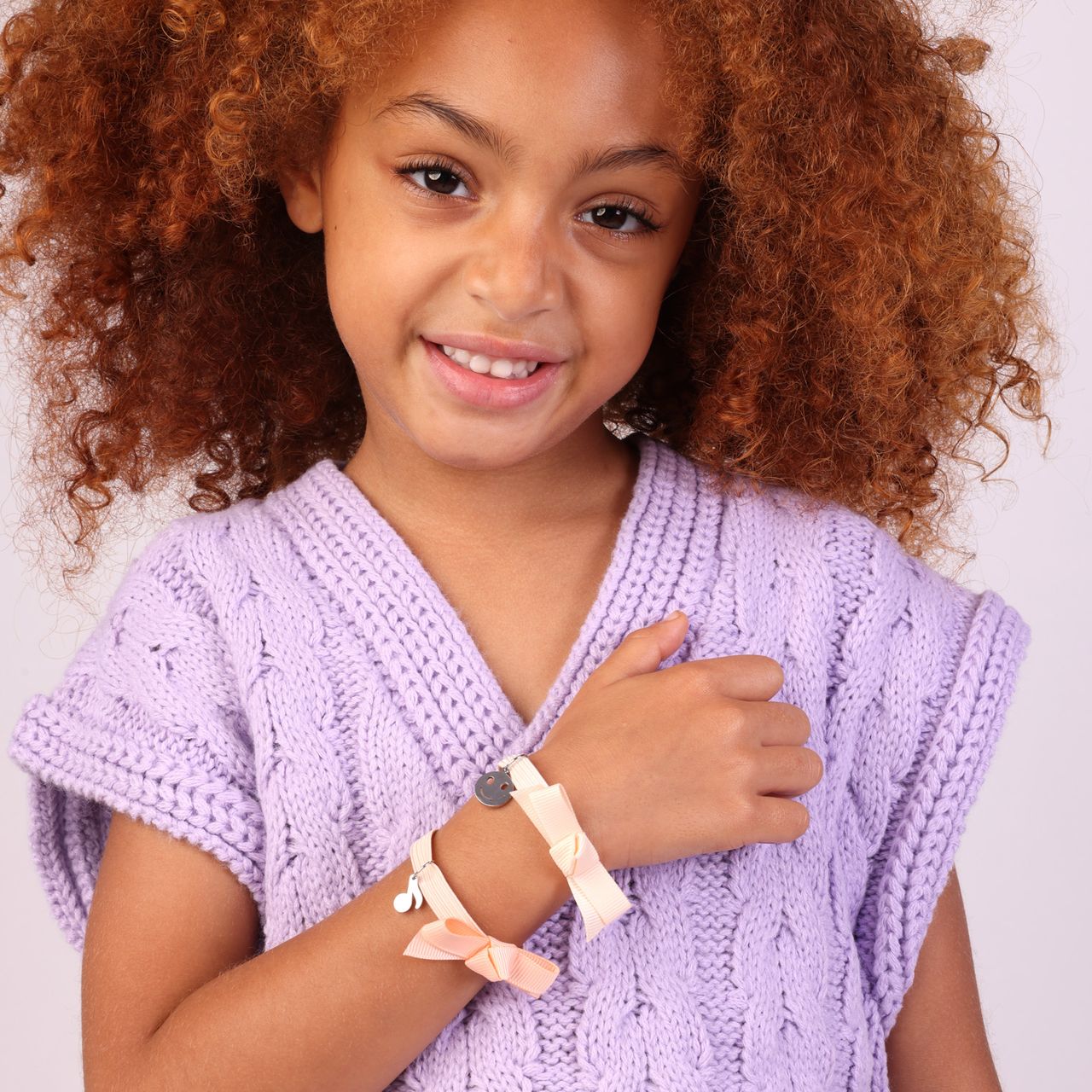 Elastisches Kinderarmband in Nude mit Smiley-Anhänger