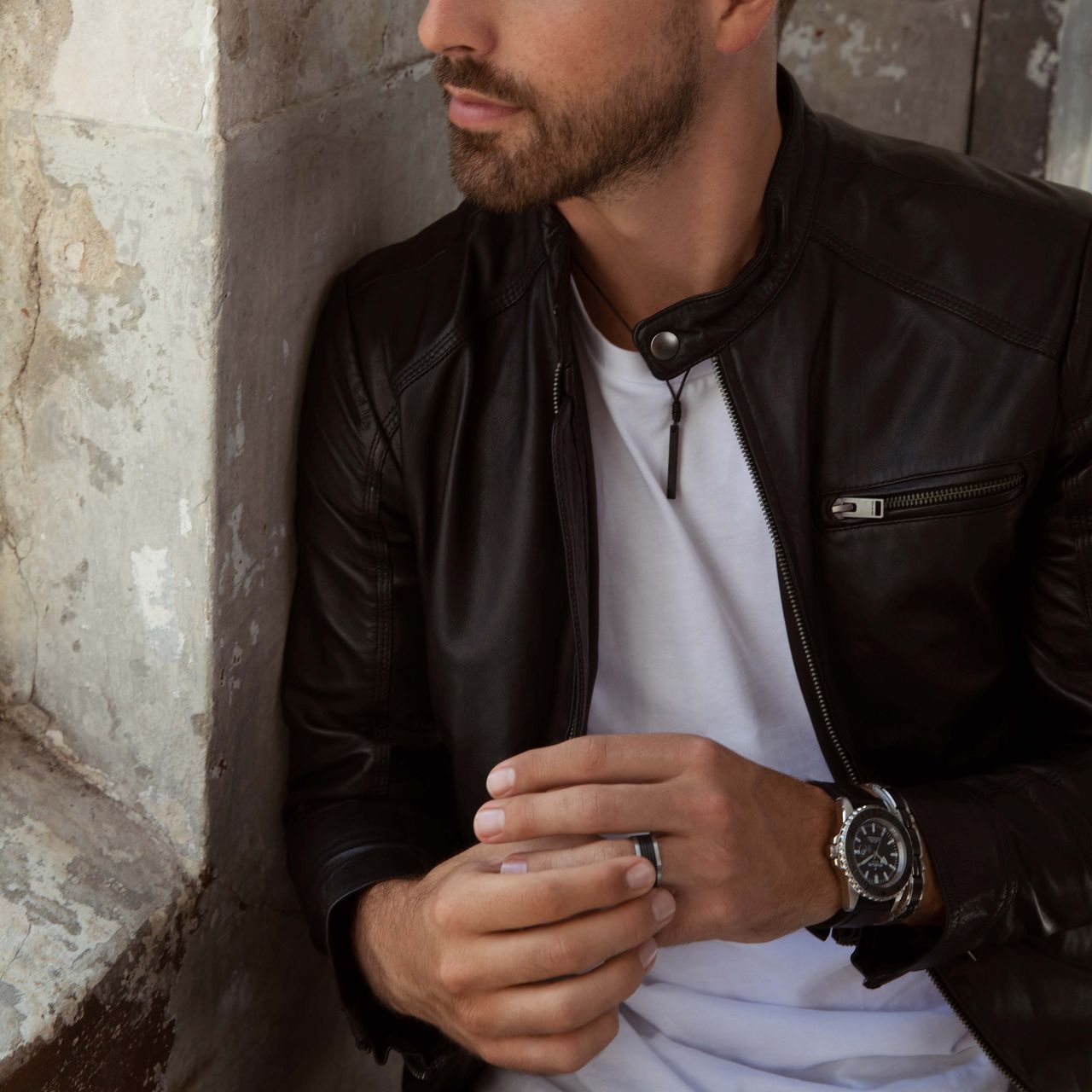 Leren ketting met zwarte gerecycleerd stalen hanger bar