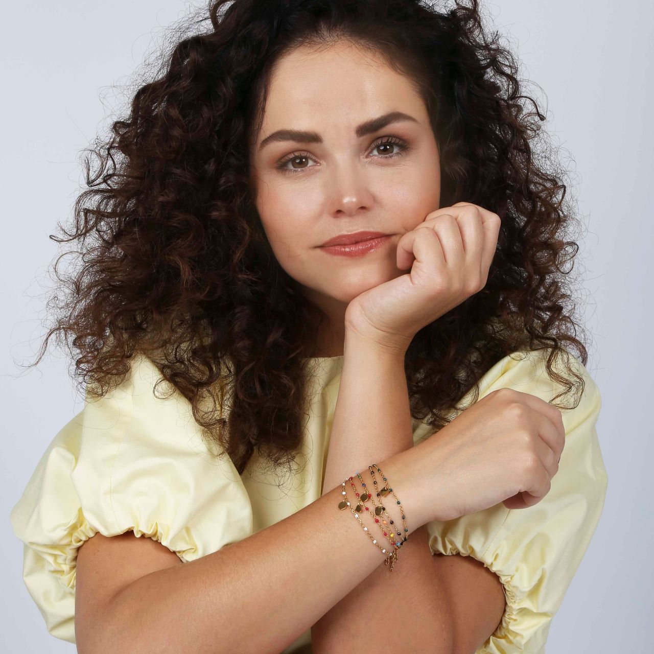 Stainless steel goldplated kralenarmband met graveerdisc en regenboog emaille voor dames