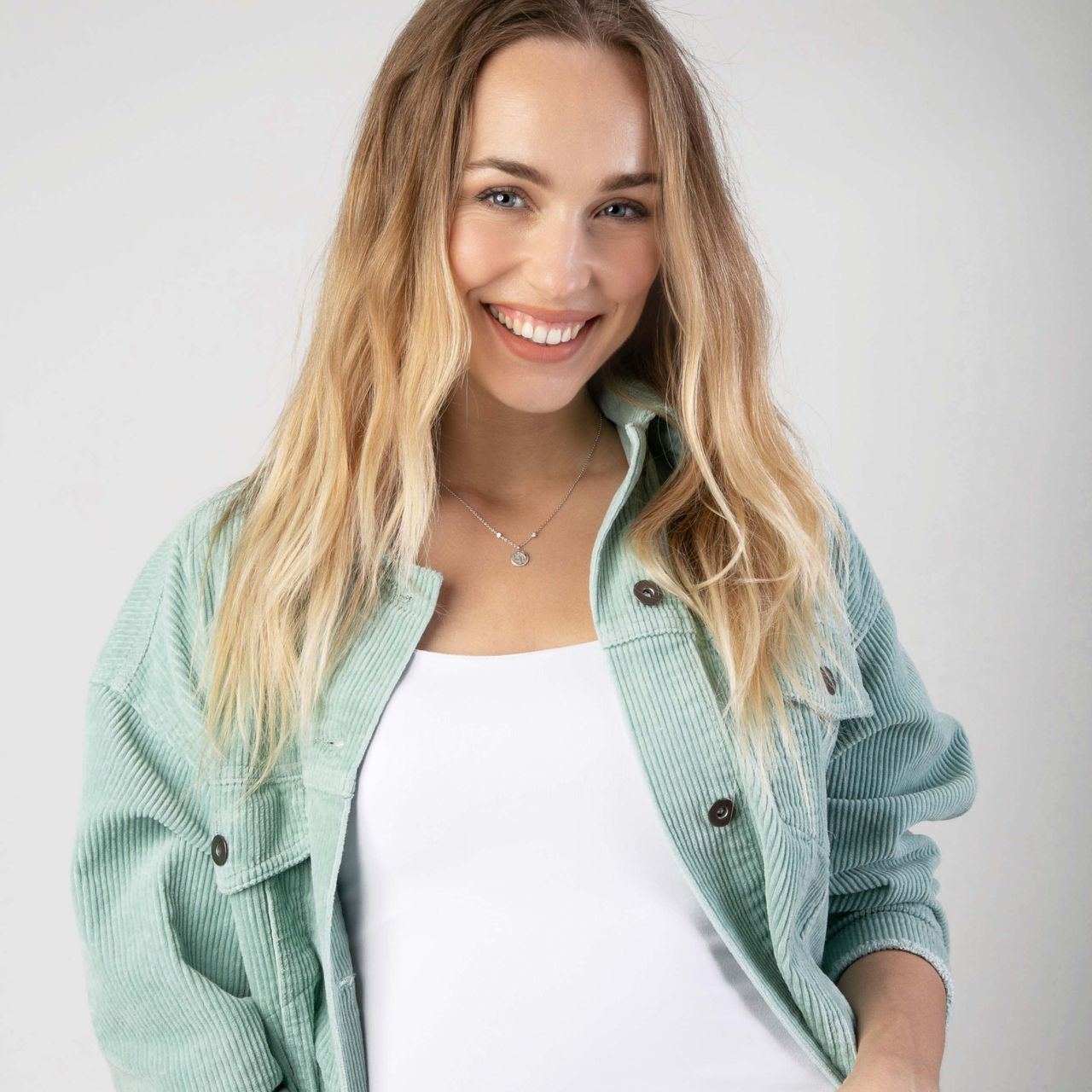 Zilveren ketting met hanger kussend paar