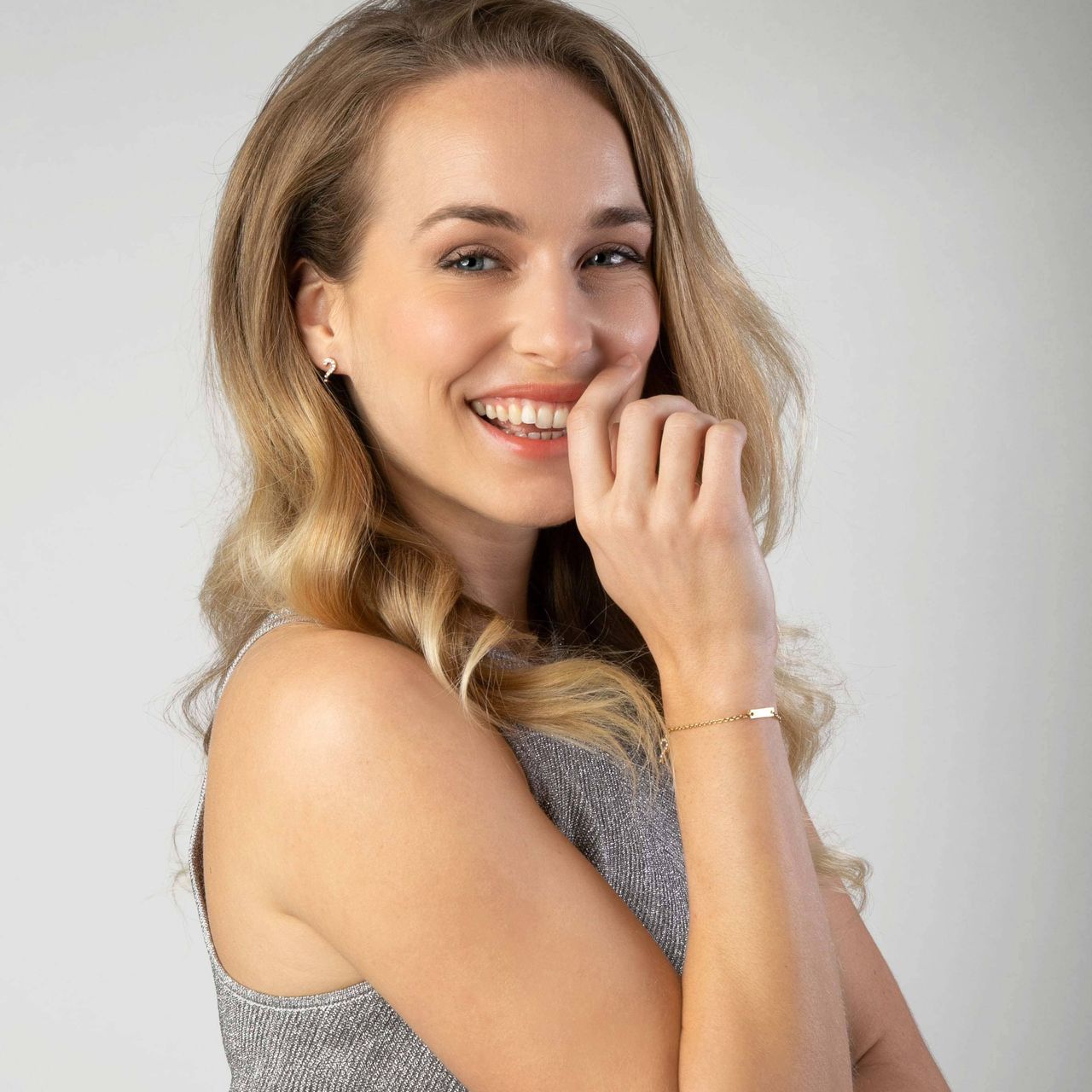 Guess stainless steel goldplated bedelarmband met letterhanger met kristal voor dames