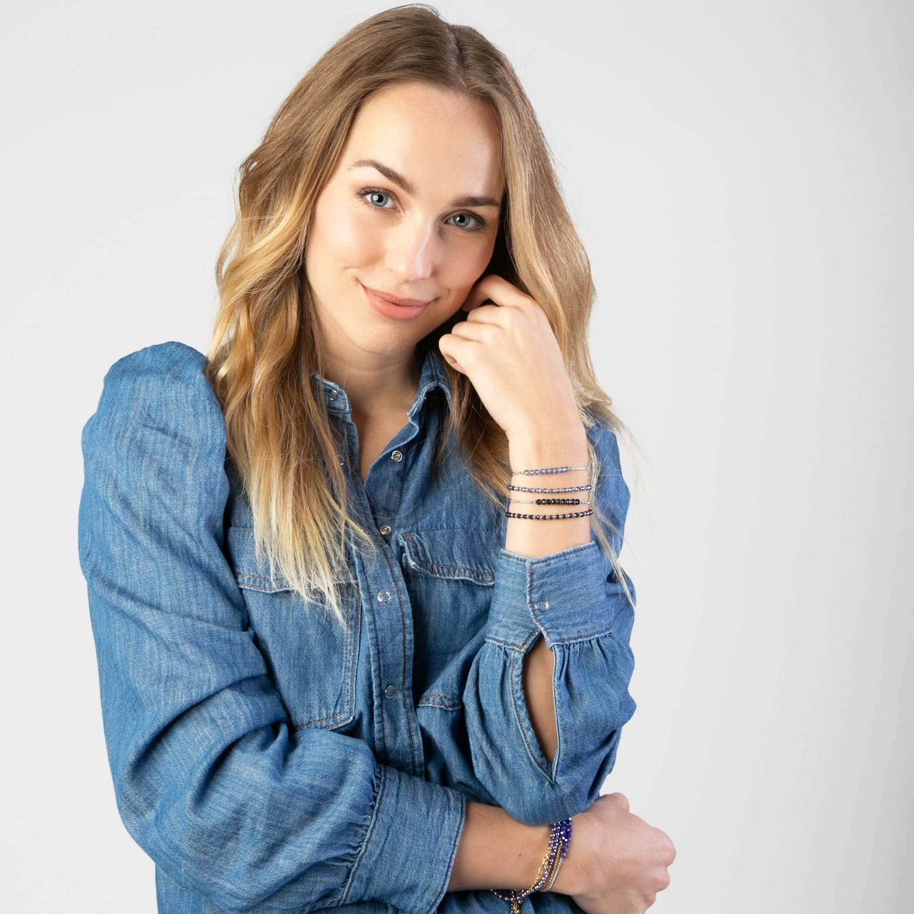 Gerecycleerd stalen armband met donkerblauwe kralen