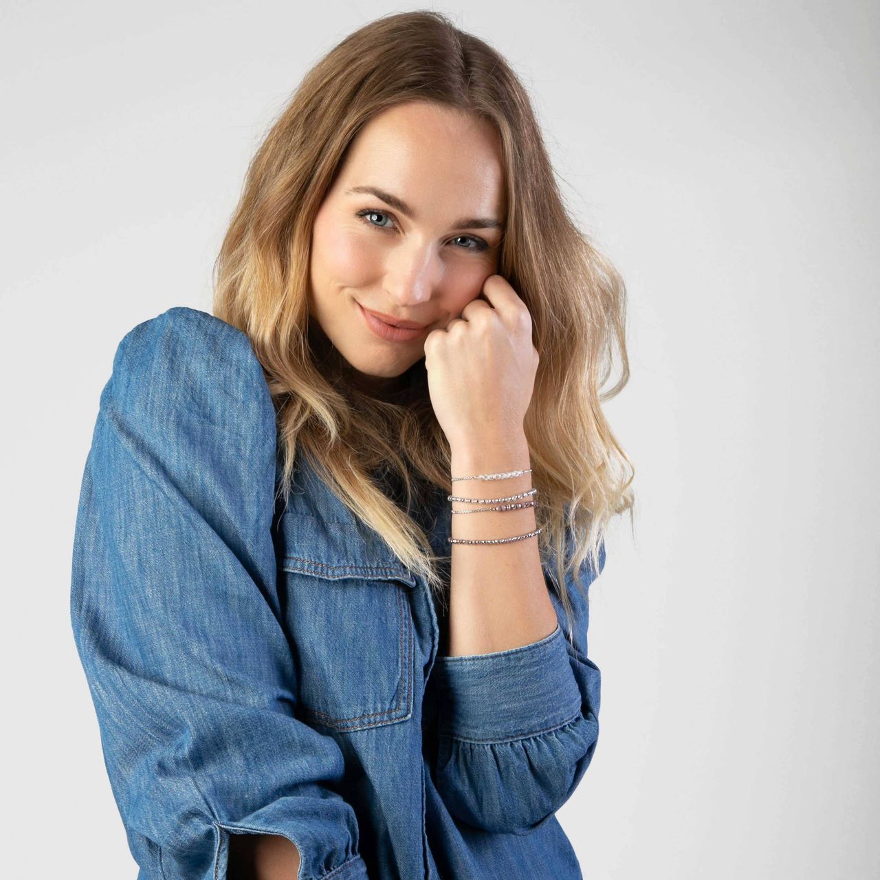 Gerecycled stale armband met lichtblauwe kralen