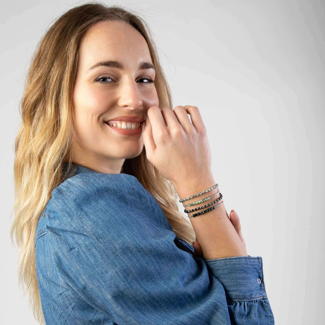 Gerecycleerd stalen armband met donkergroene kralen