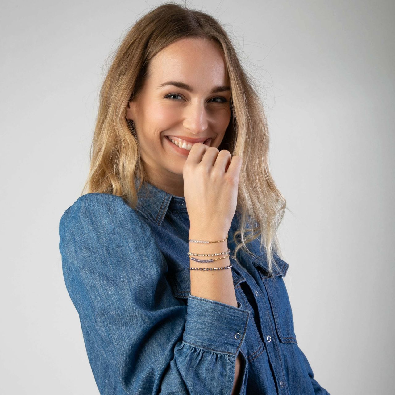 Gerecycled stalen goldplated armband met blauwe kralen