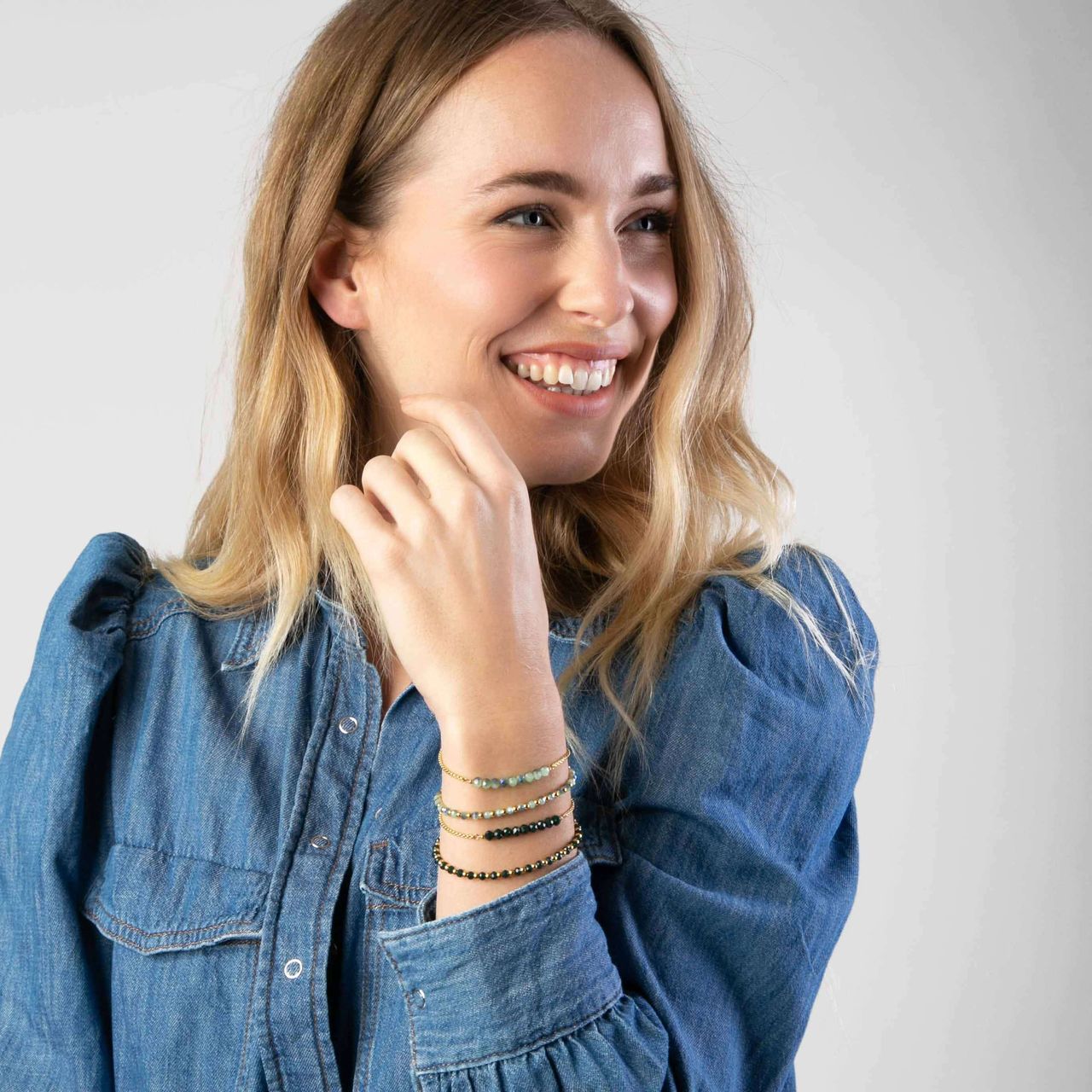 Gerecycleerd stainless steel goldplated armband met lichtgroene kralen