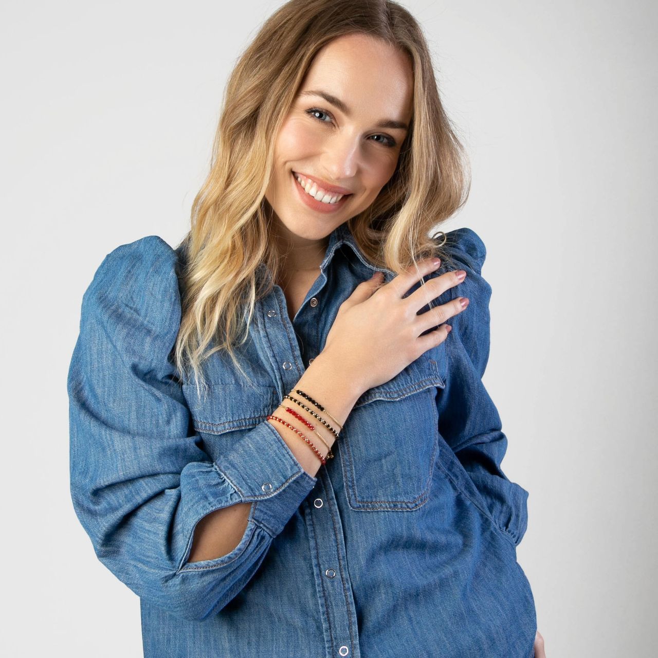 Gerecycled stalen goldplated armband met rode kralen