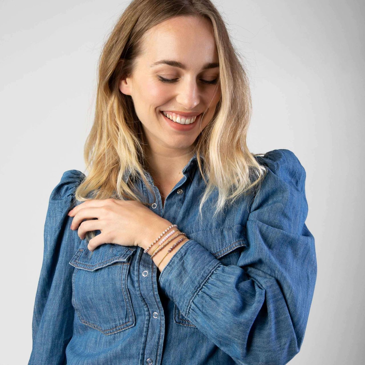 Gerecycleerd stalen goldplated armband met paarse kralen