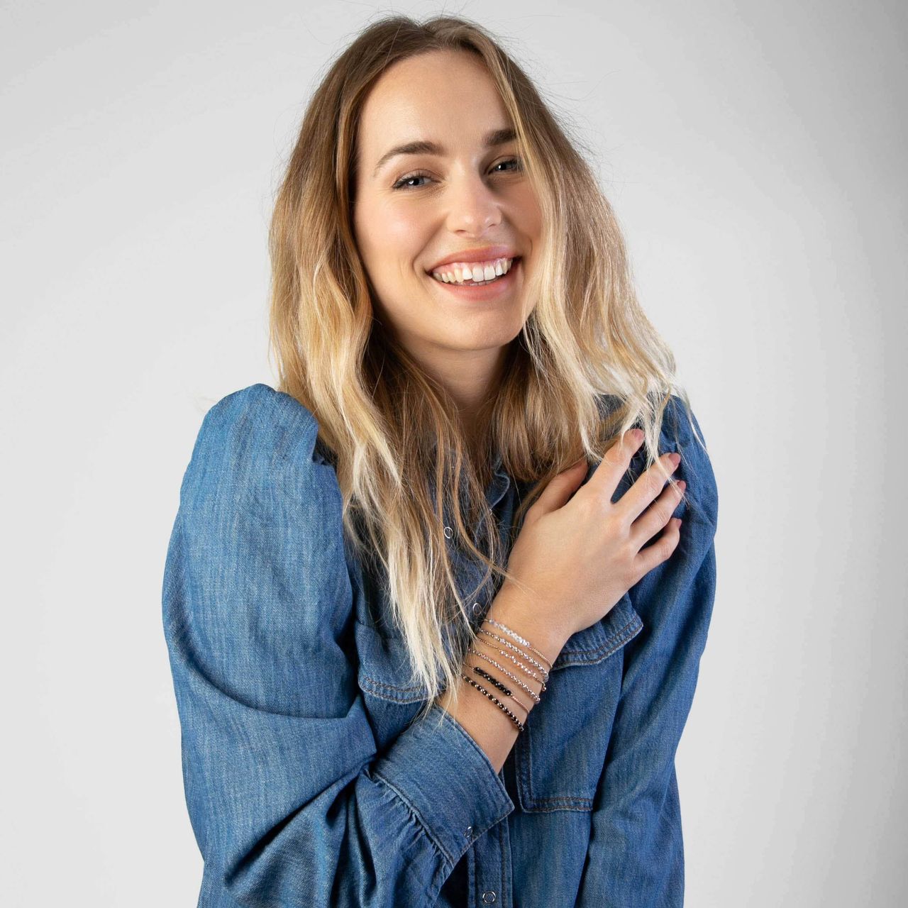 Gerecycleerd stalen roseplated armband met witte kralen