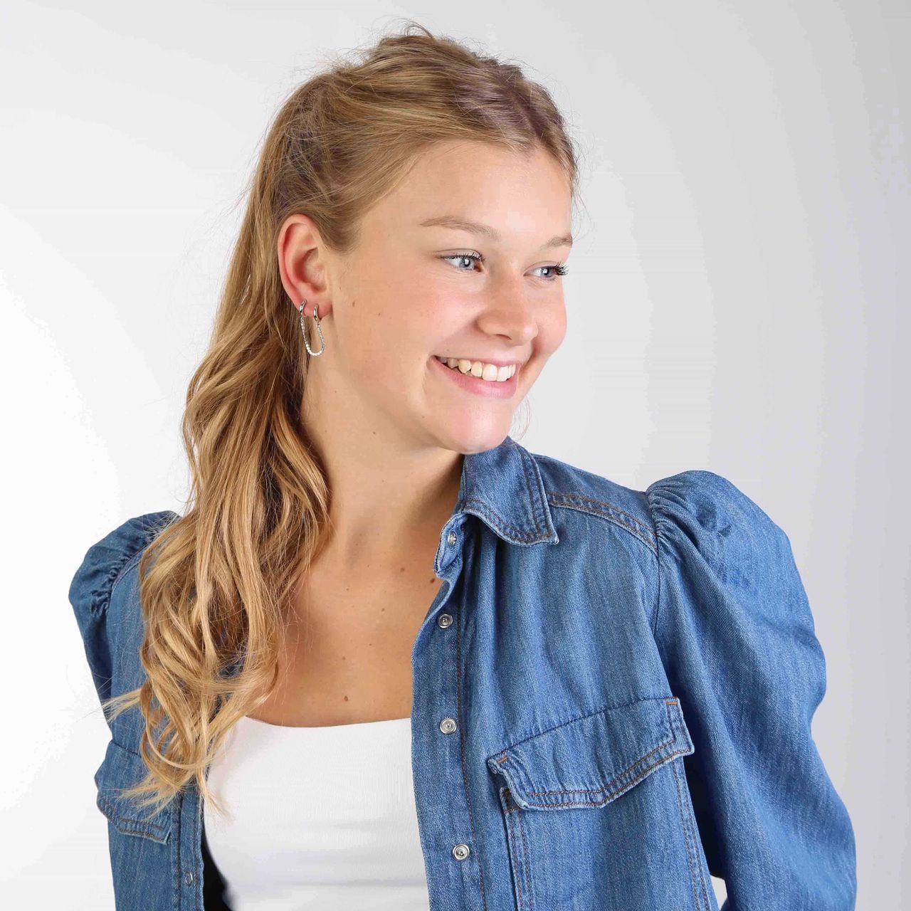 Zilveren oorring dubbel met ketting zirkonia